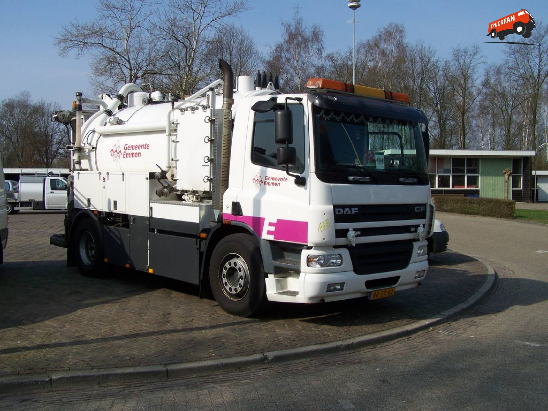 Oude DAF CF van Gemeente Emmen, nu geel bij RRS Zuidbroek
