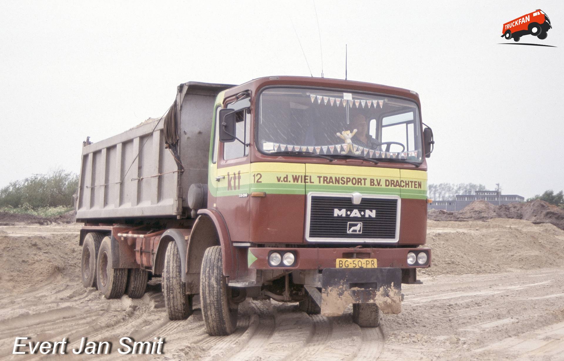 Bouwrijp maken met MAN 8x8 truck van Van der Wiel Transport