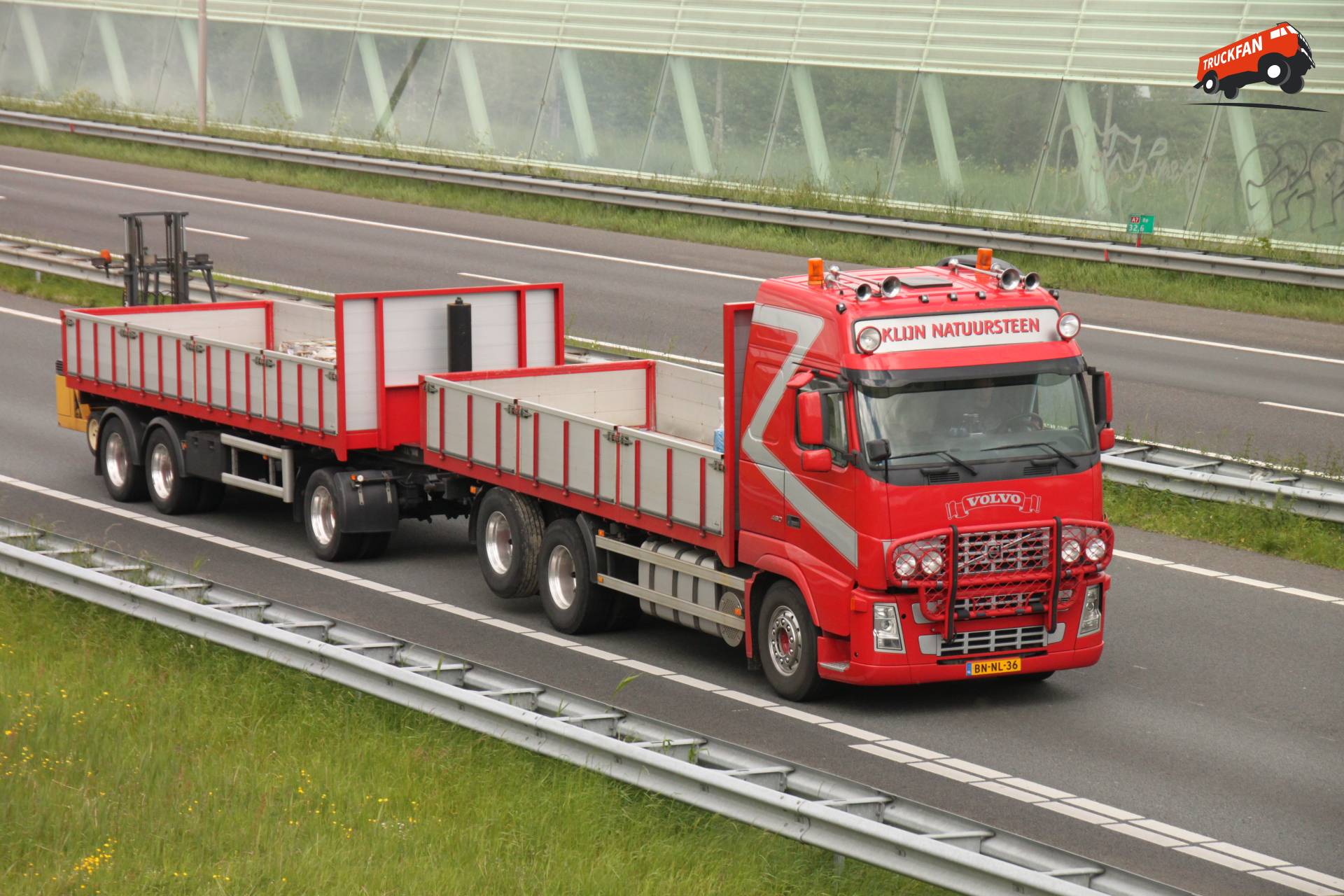 Volvo FH vrachtwagen bij Klijn Natuursteen op 12 mei 2014