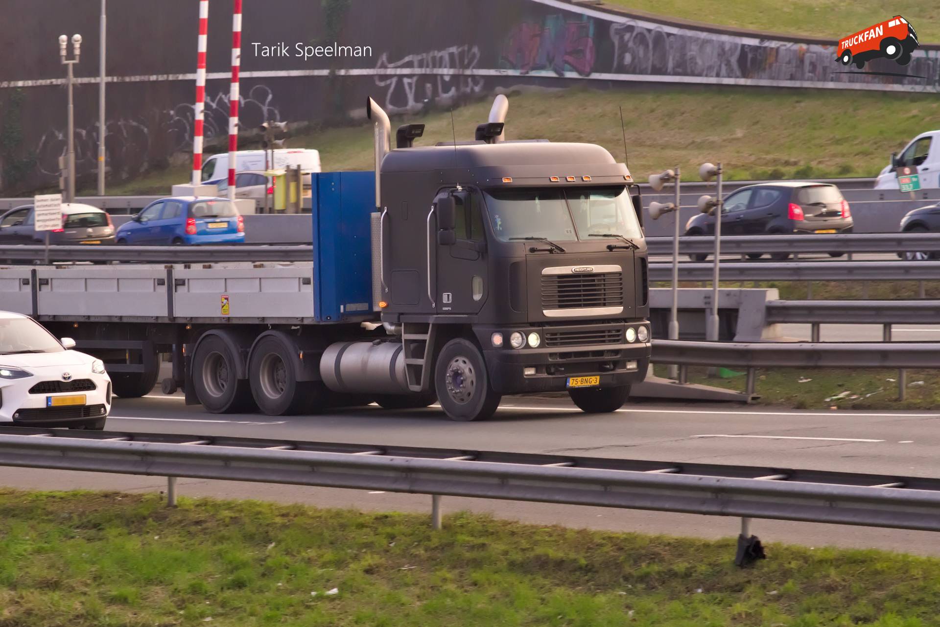 Freightliner Argosy vrachtwagen op A16 bij Zwijndrecht