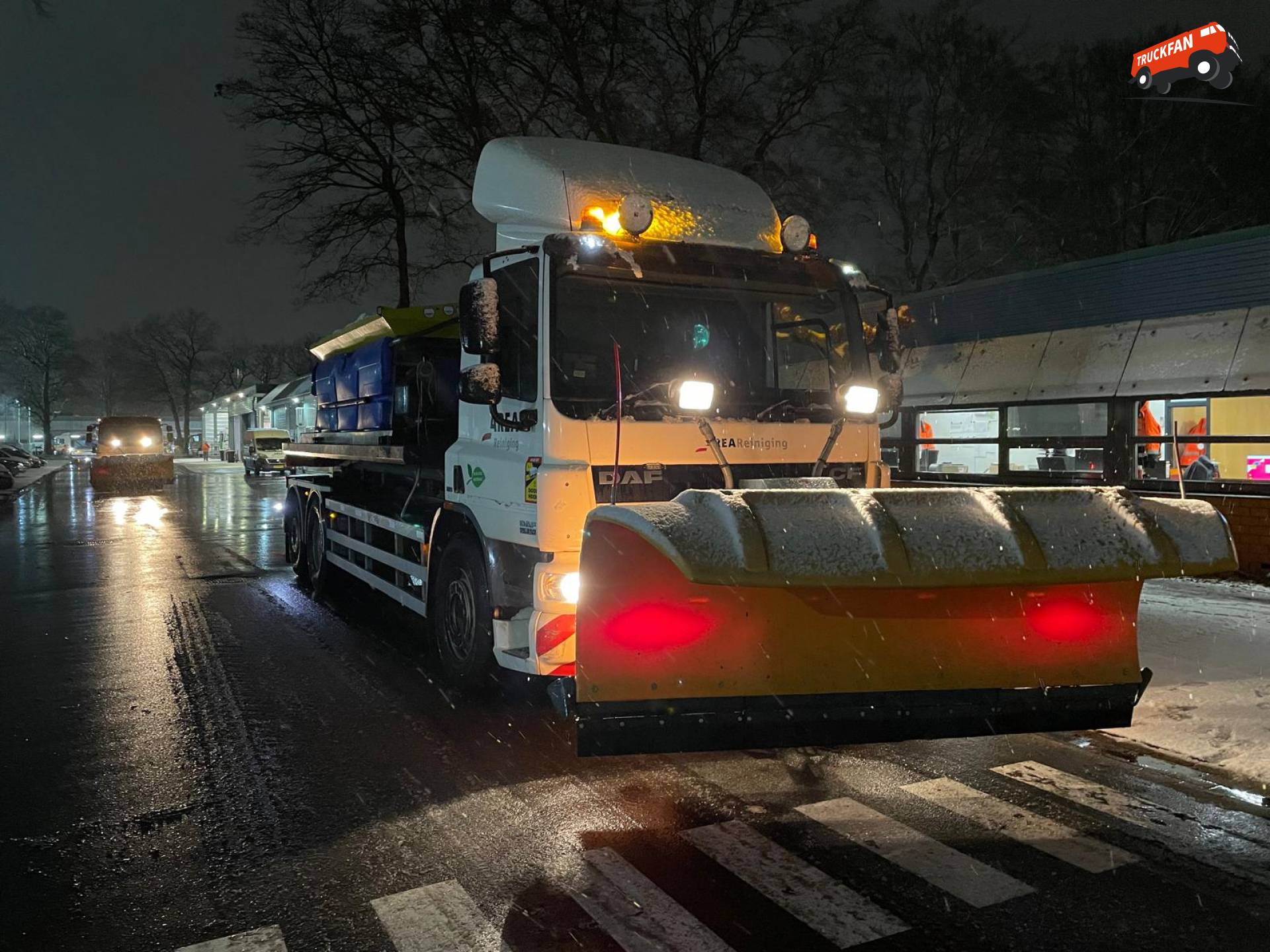 DAF CF vrachtwagen met vaste strooier van Area Reiniging in Emmen