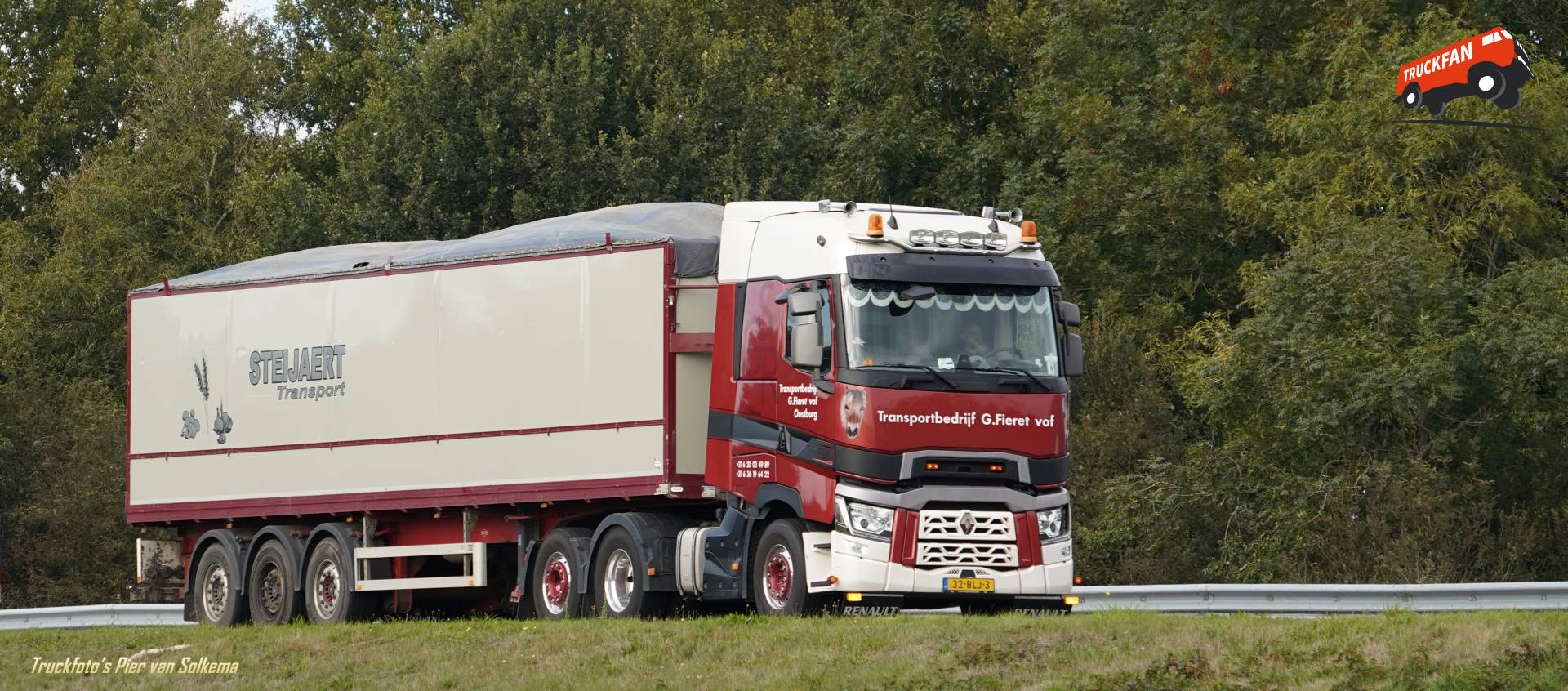 Renault Magnum vrachtwagen bij A7 in Sneek