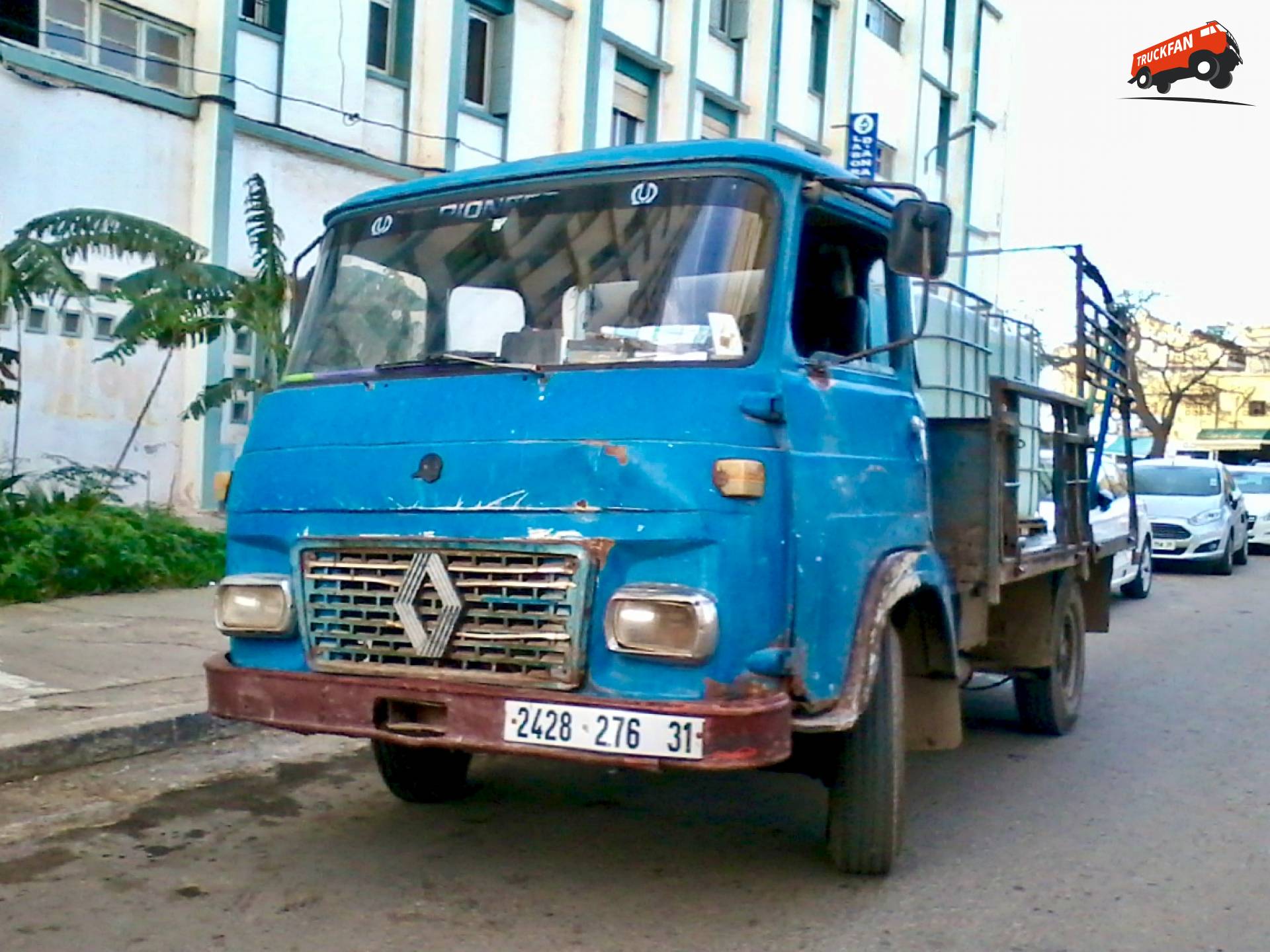 Renault SG2 Truck die in 2019 over Algerijnse wegen reed