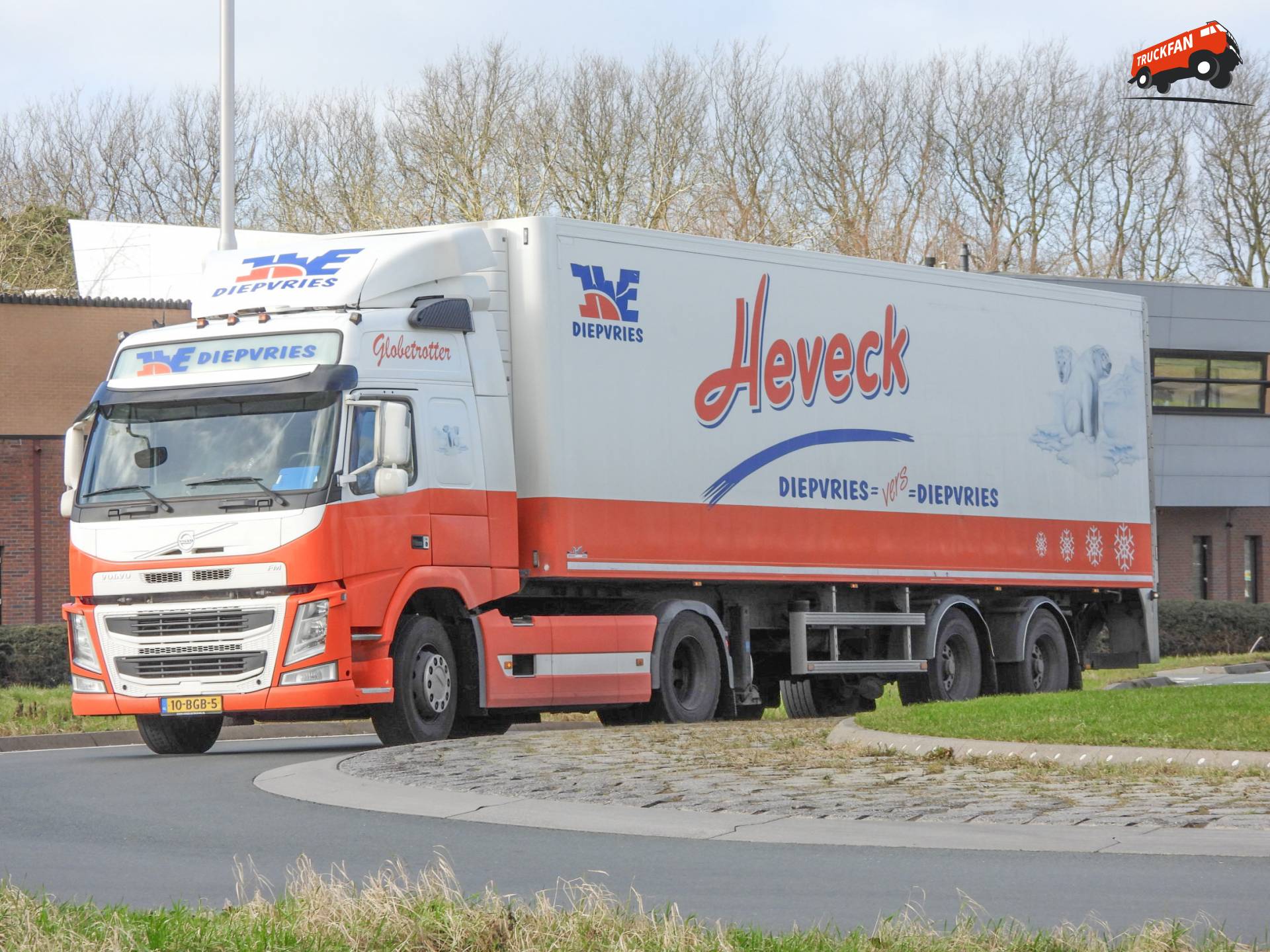 Volvo FM11 330 4x2 vrachtwagen bij Lopikerplein Schoonhoven