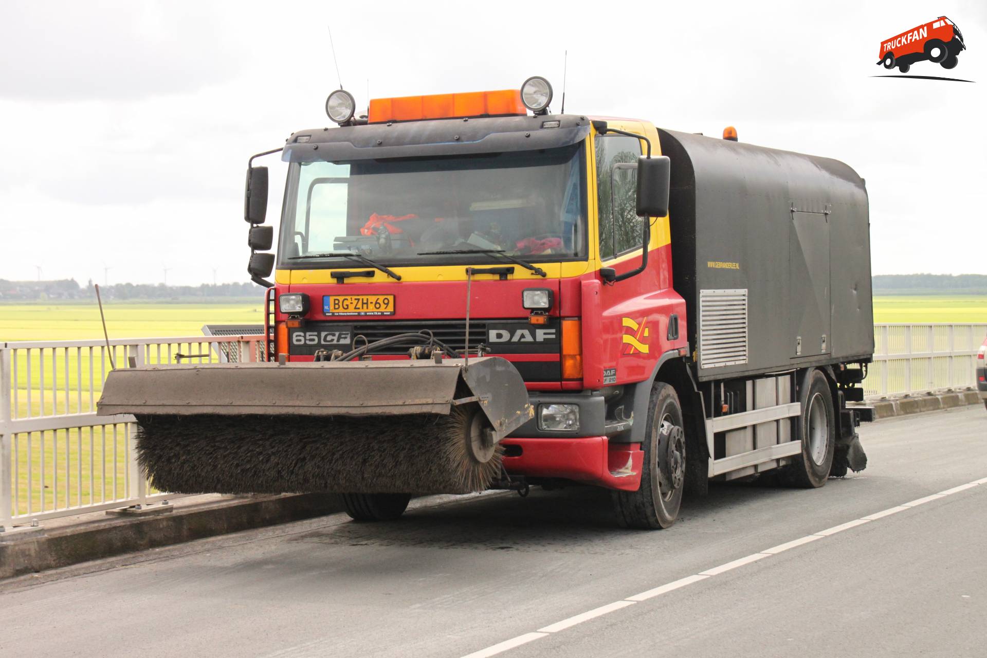 DAF 85CF vrachtwagen van Gebr. van der Lee in actie