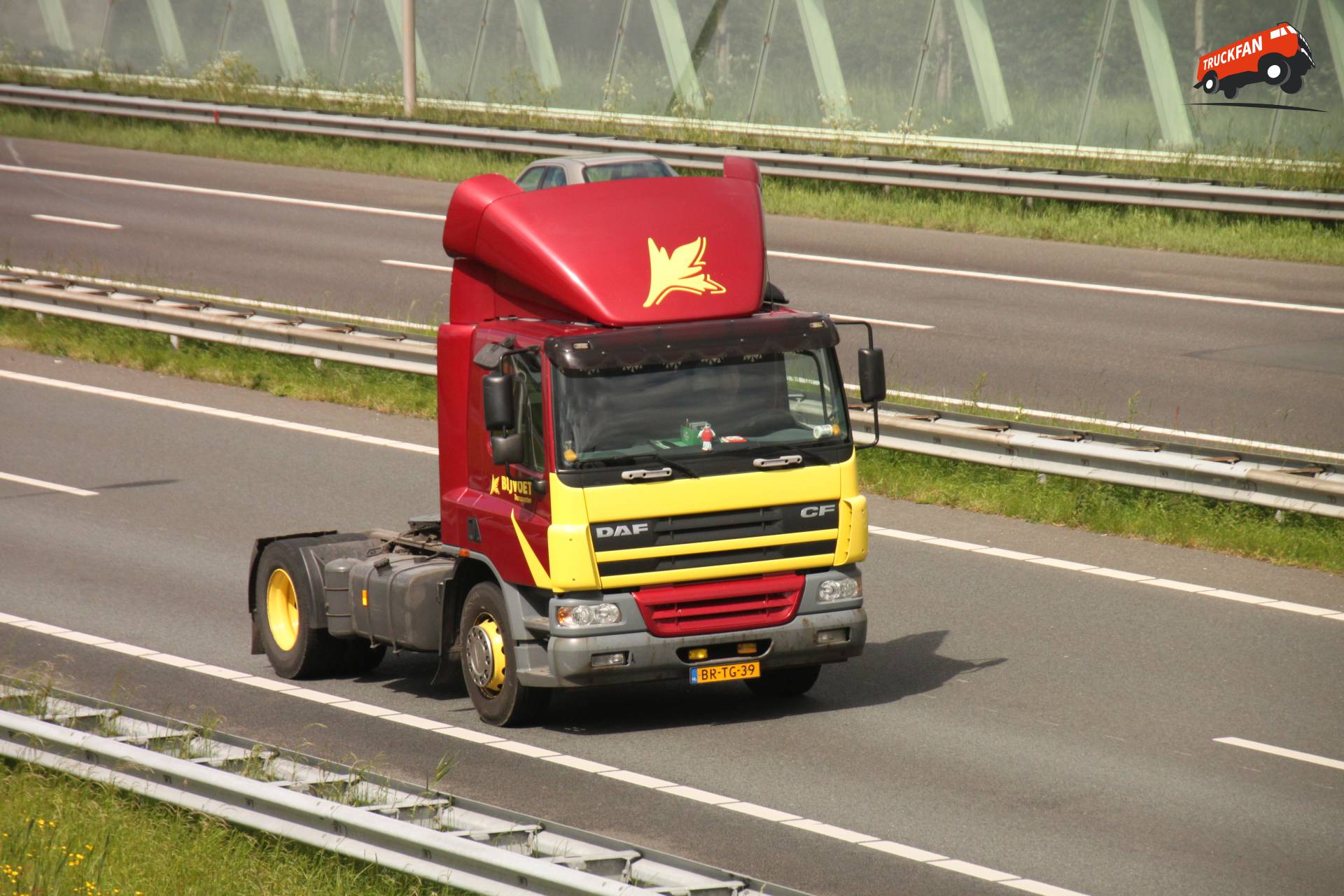 DAF CF75 vrachtwagen van Bijvoet Transporten B.V. in actie