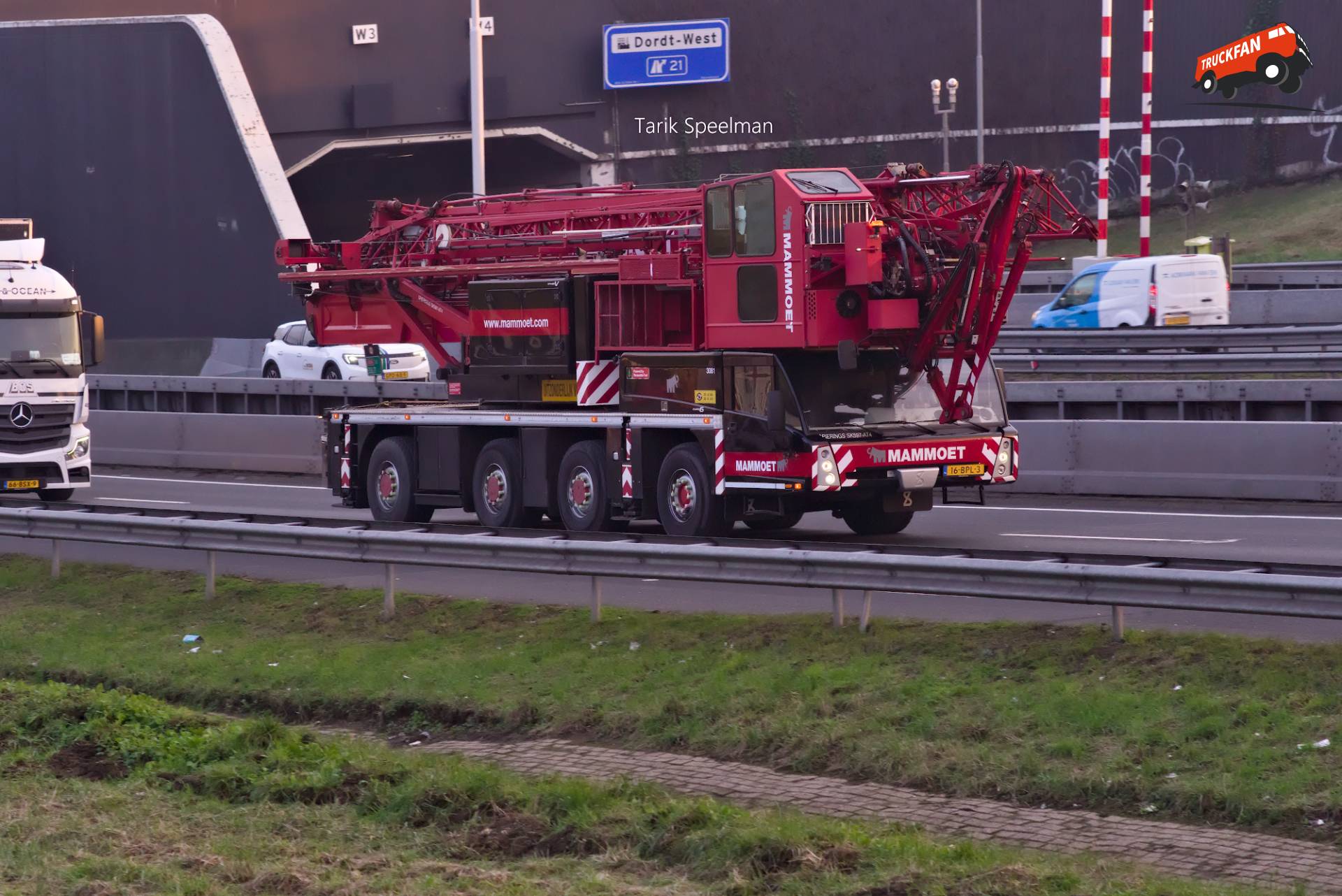 Mammoet hijskraan Spierings SK597-AT4 actief op de A16