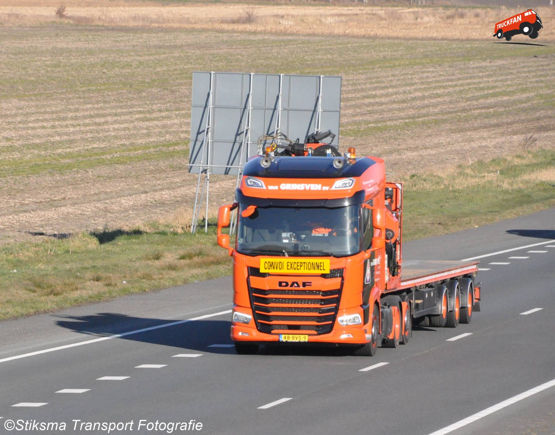 DAF XF 530 FTN van Van Grinsven B.V. met open oplegger voor speciaal transport