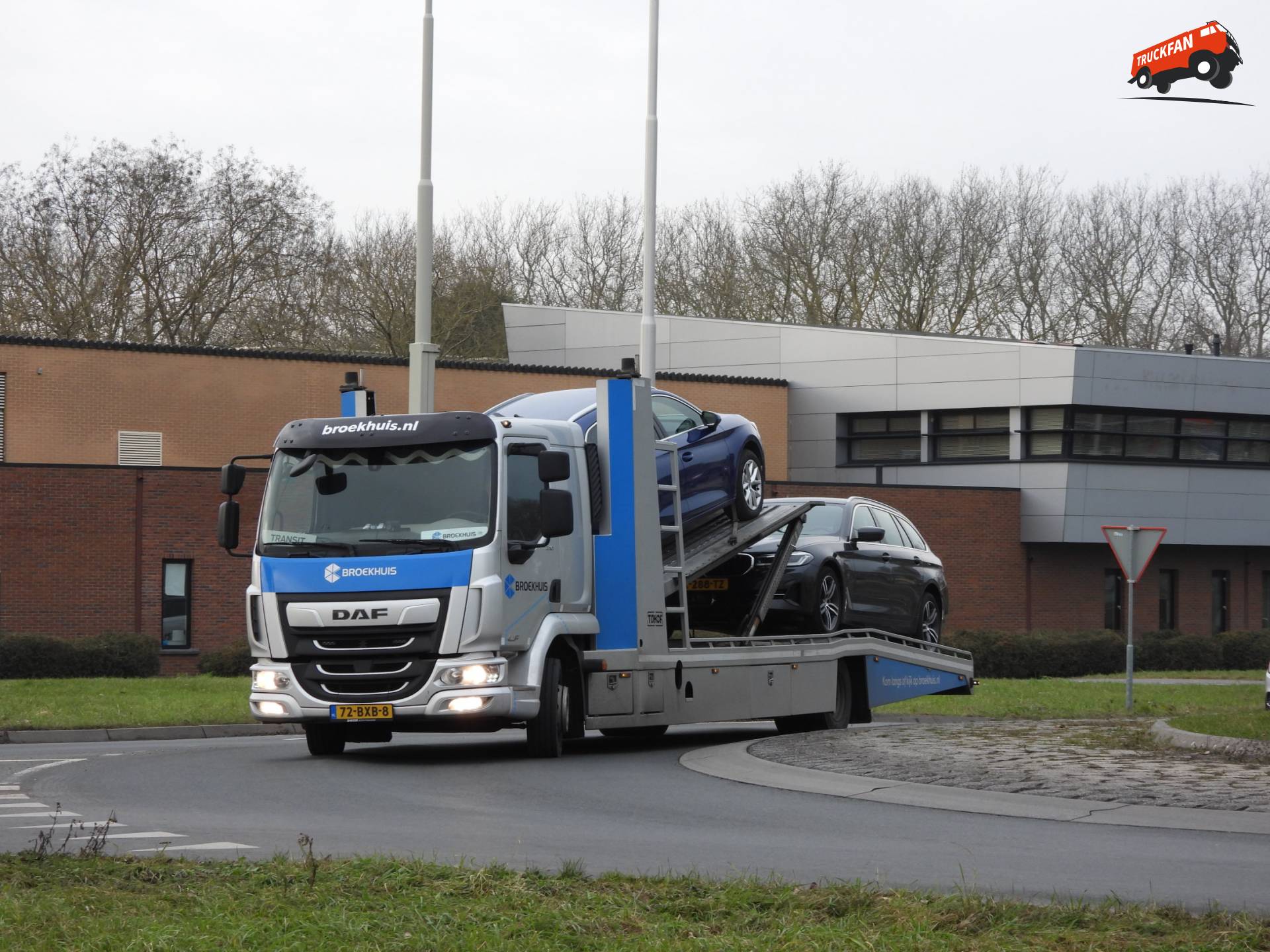 DAF LF 210 FA vrachtwagen bij Lopikerplein Schoonhoven