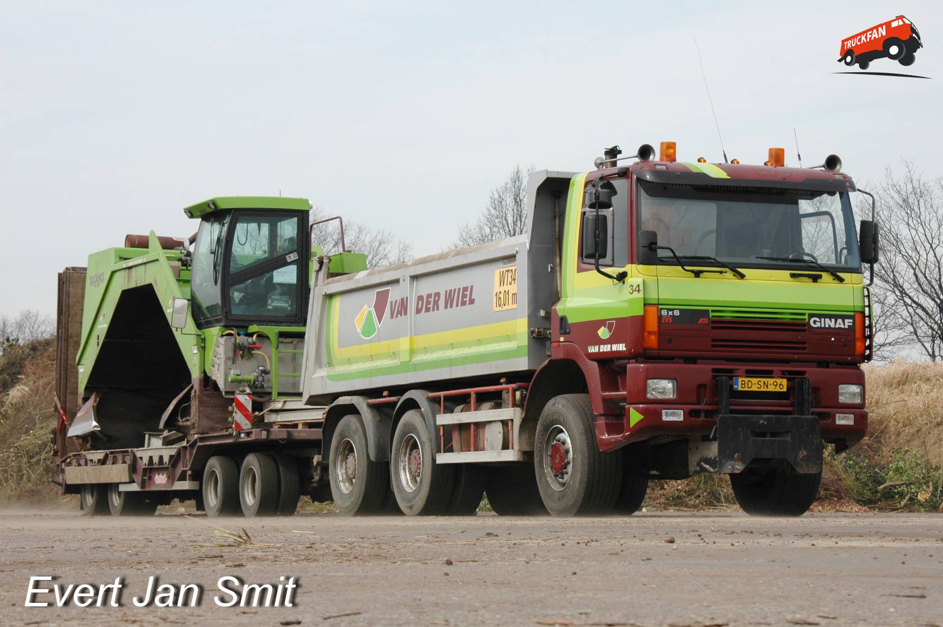 Auto 34 van Van der Wiel Transport met composteermachine in Beetsterzwaag