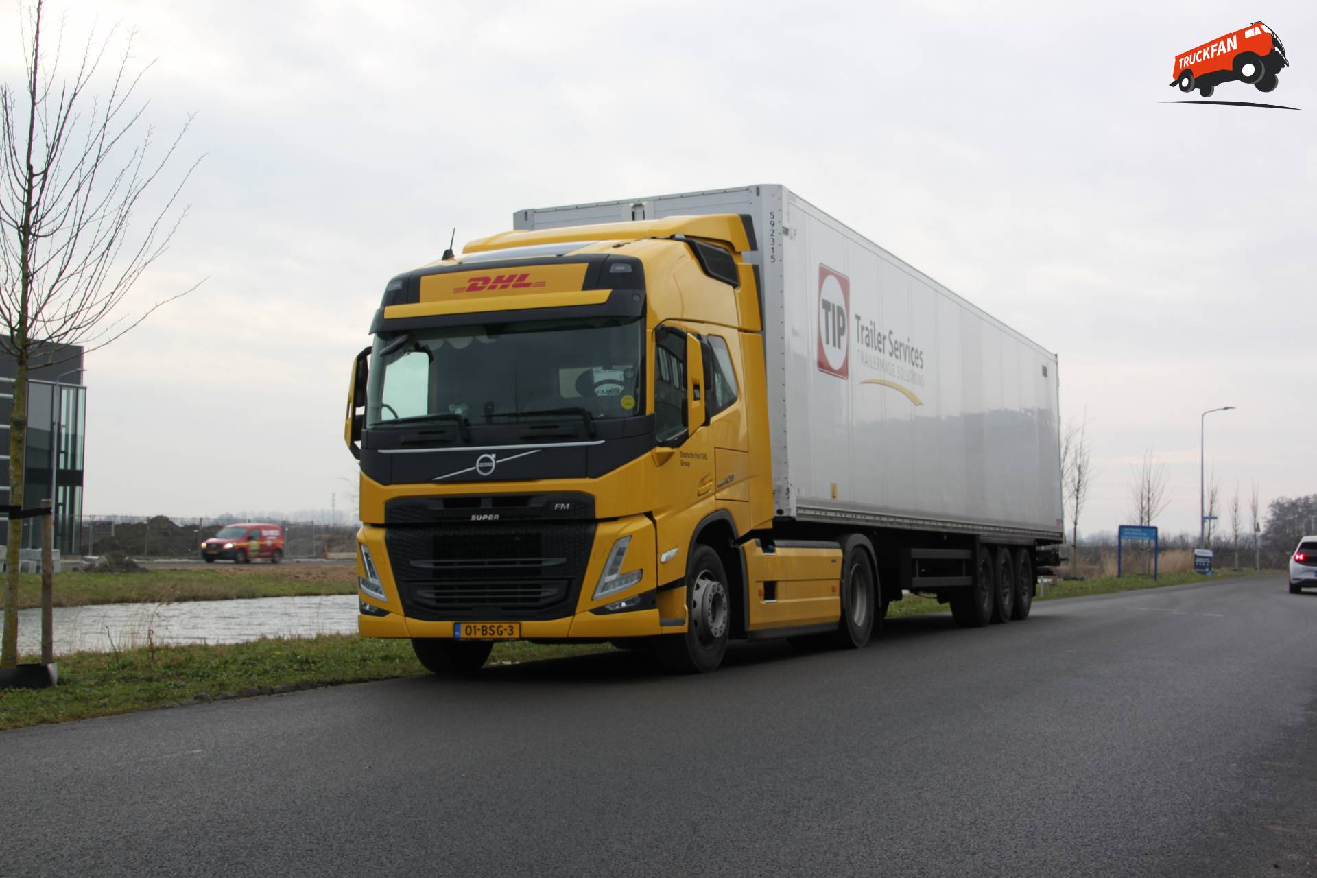 Volvo FM vrachtwagen van DHL op de weg in januari 2026
