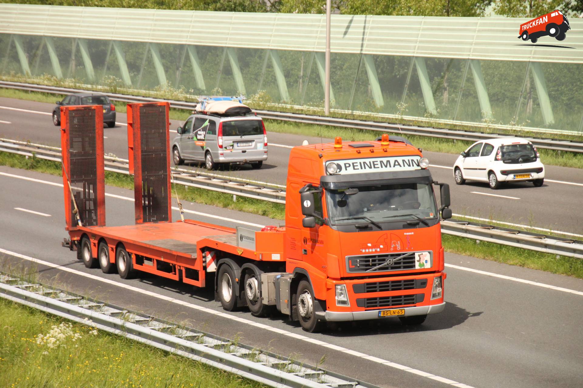 Volvo FH vrachtwagen van Peinemann op de weg
