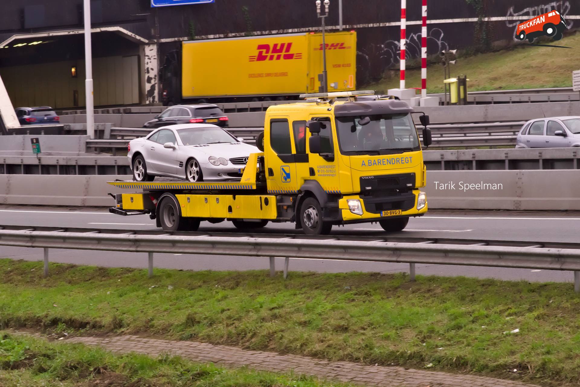 Volvo FL bergingsvoertuig op de A16 bij Takelbedrijf Barendregt