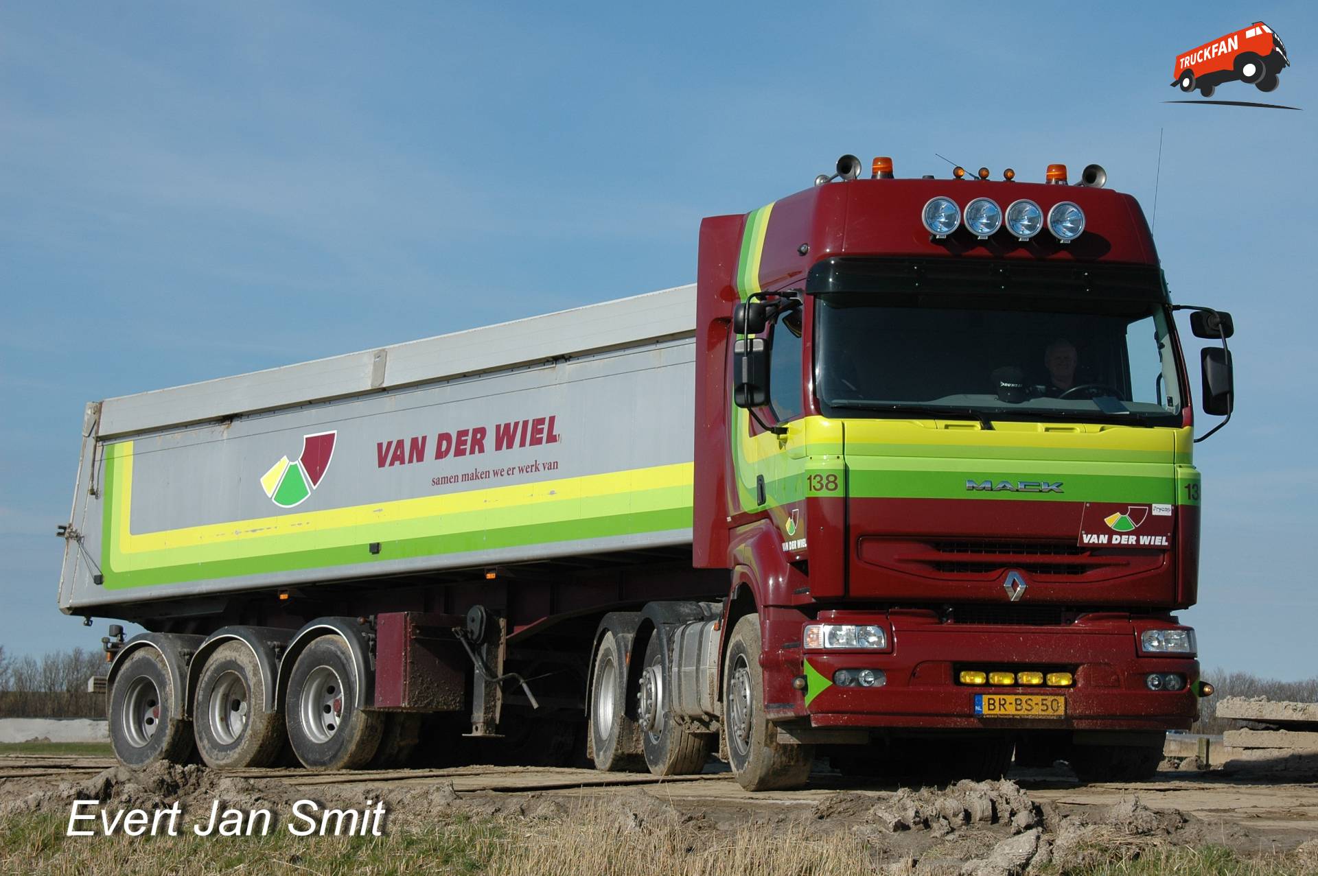 Renault Premium vrachtwagen in natuurgebied bij Harlingen
