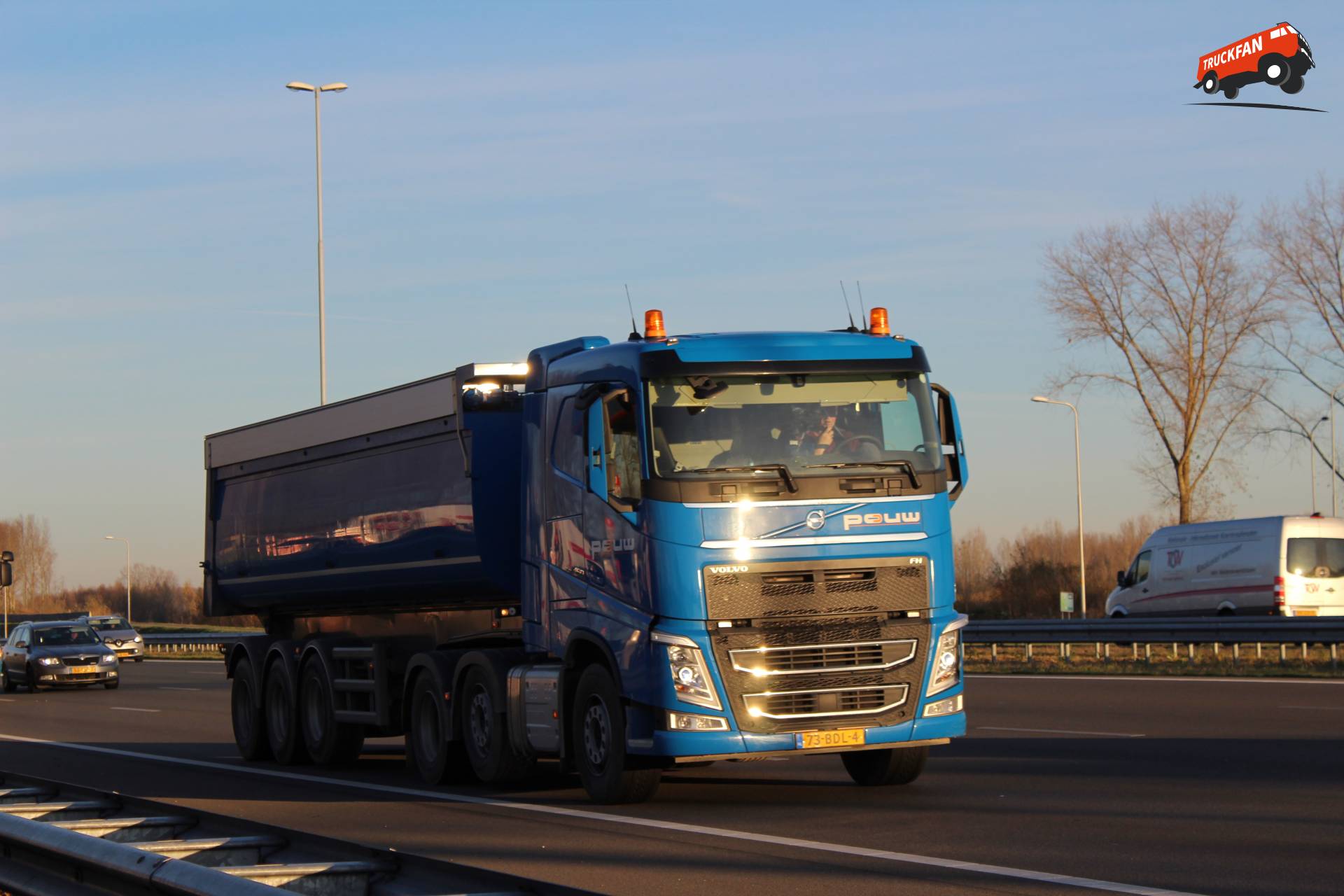 Volvo FH 4 Generatie kieper van Theo Pouw langs de A2