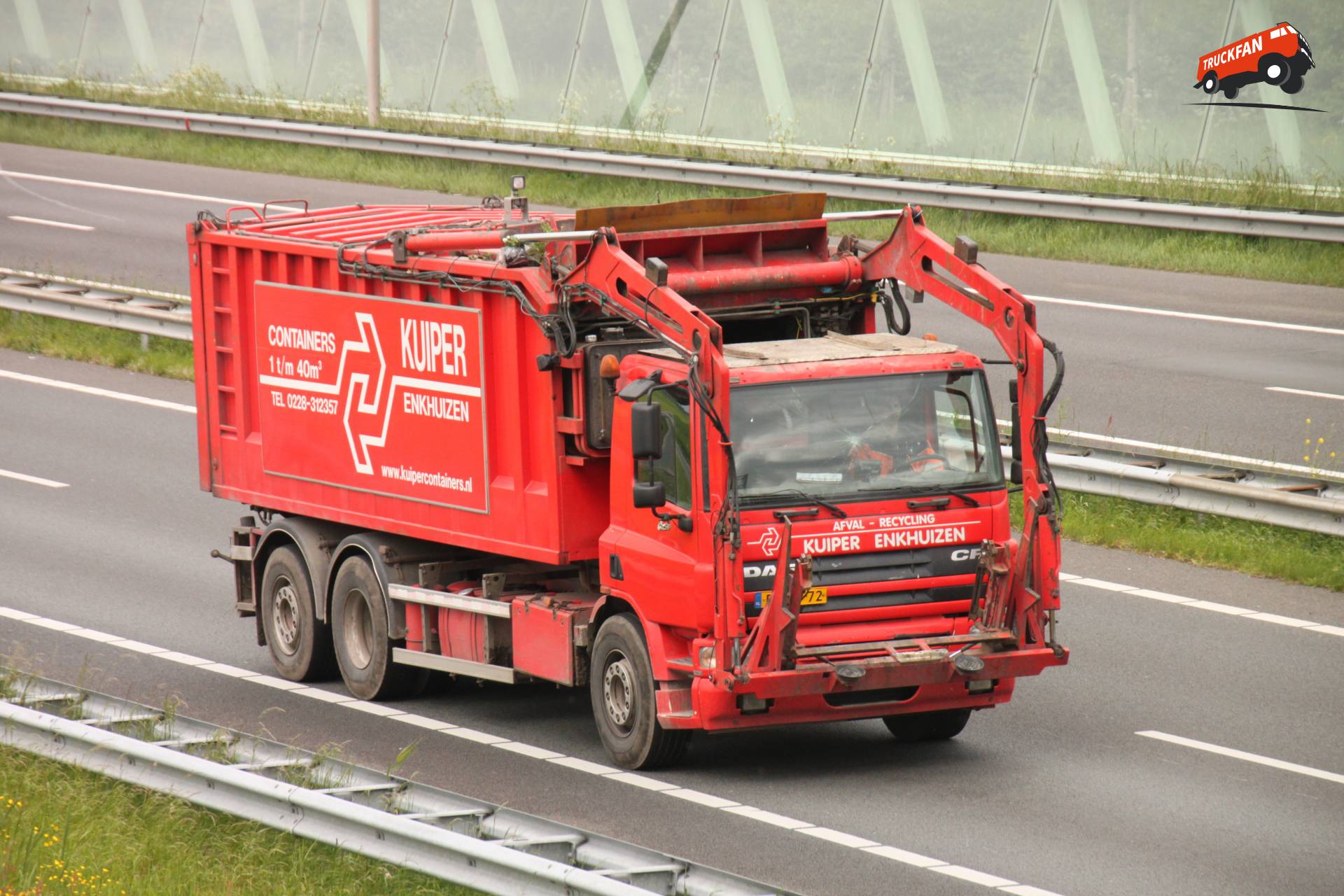 DAF CF serie vrachtwagen van Kuiper Afval Recycling in actie