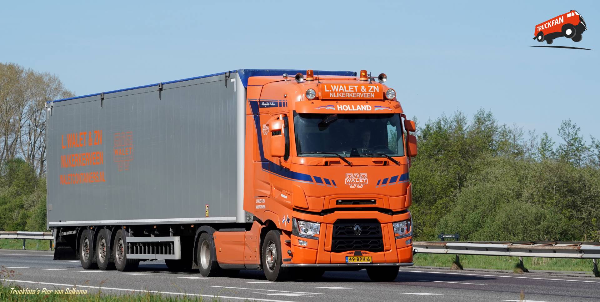 Gesloten Renault T met Walet bedrijfsopbouw op de A28 bij Veeningen