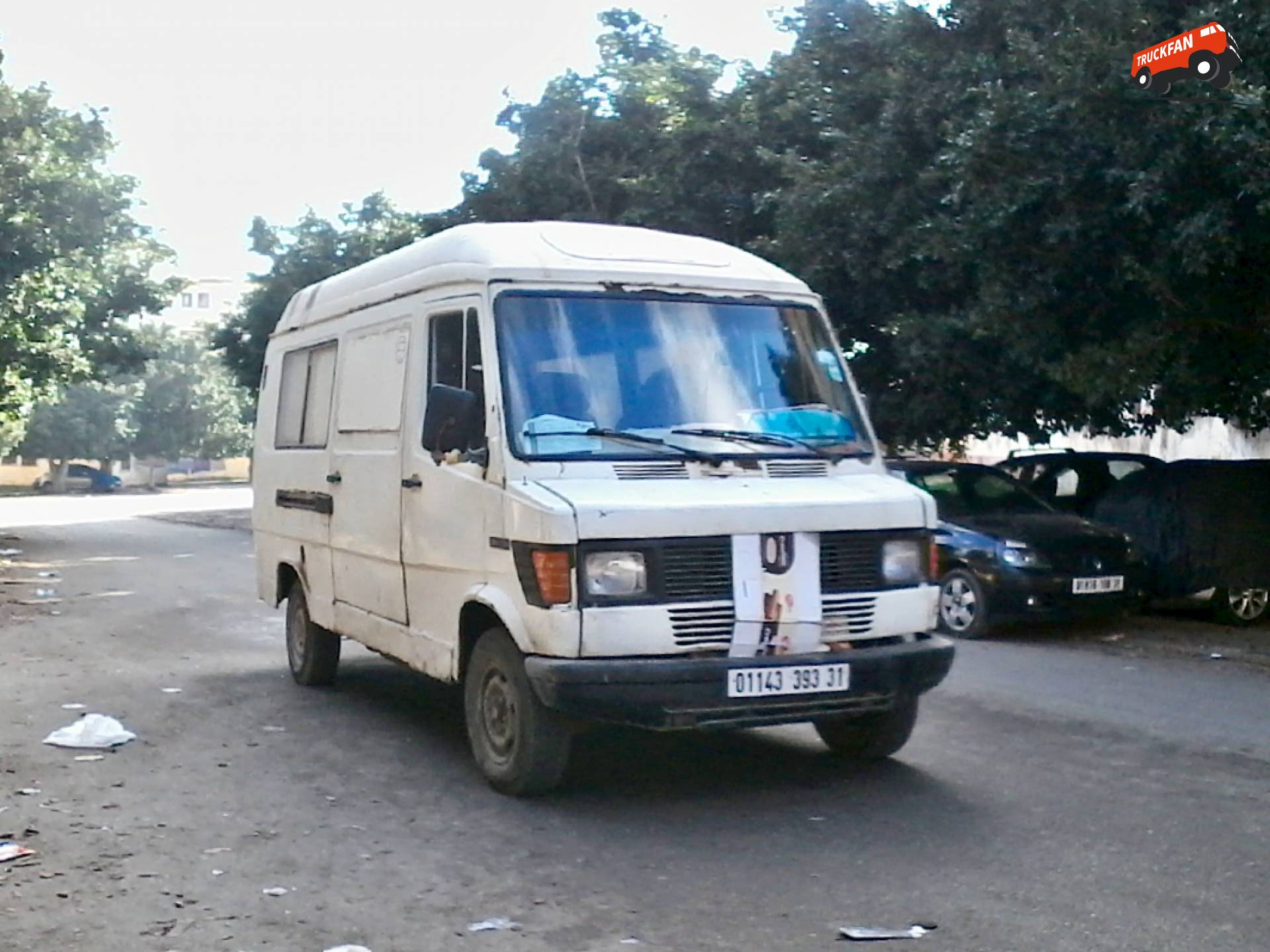 Mercedes-Benz TN Transporttruck op Algerijnse wegen