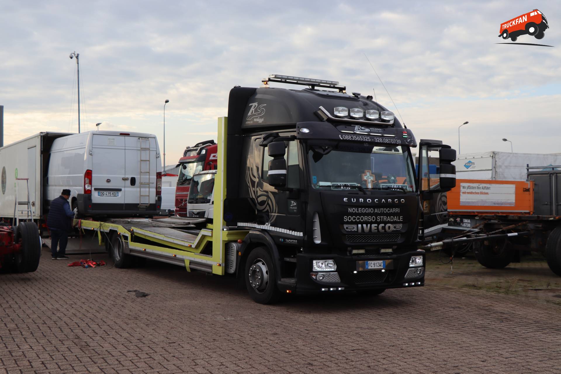 Fiat Ducato overloaded from Iveco Eurocargo to another
