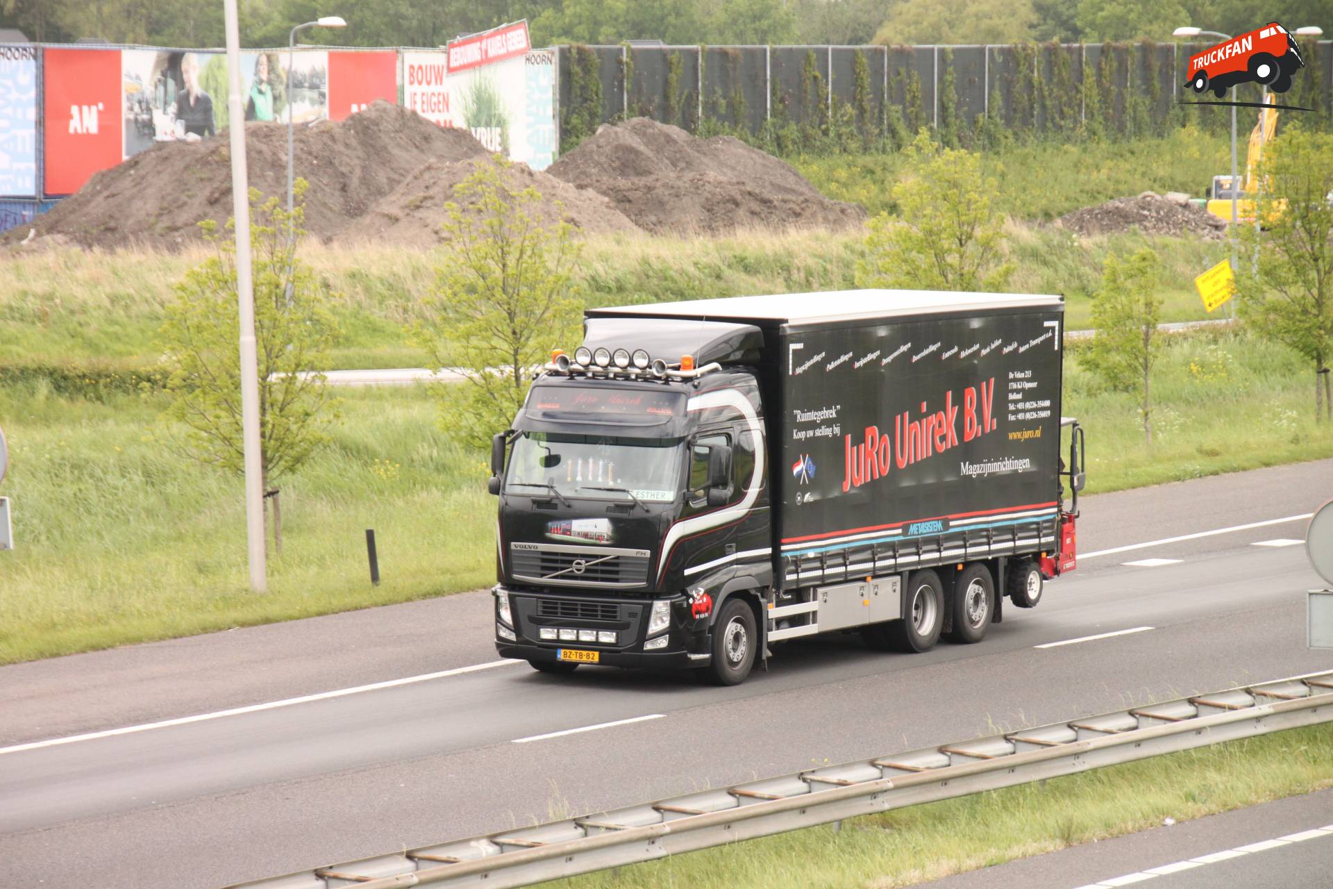 Volvo FH vrachtwagen van JuRo Unirek in actie