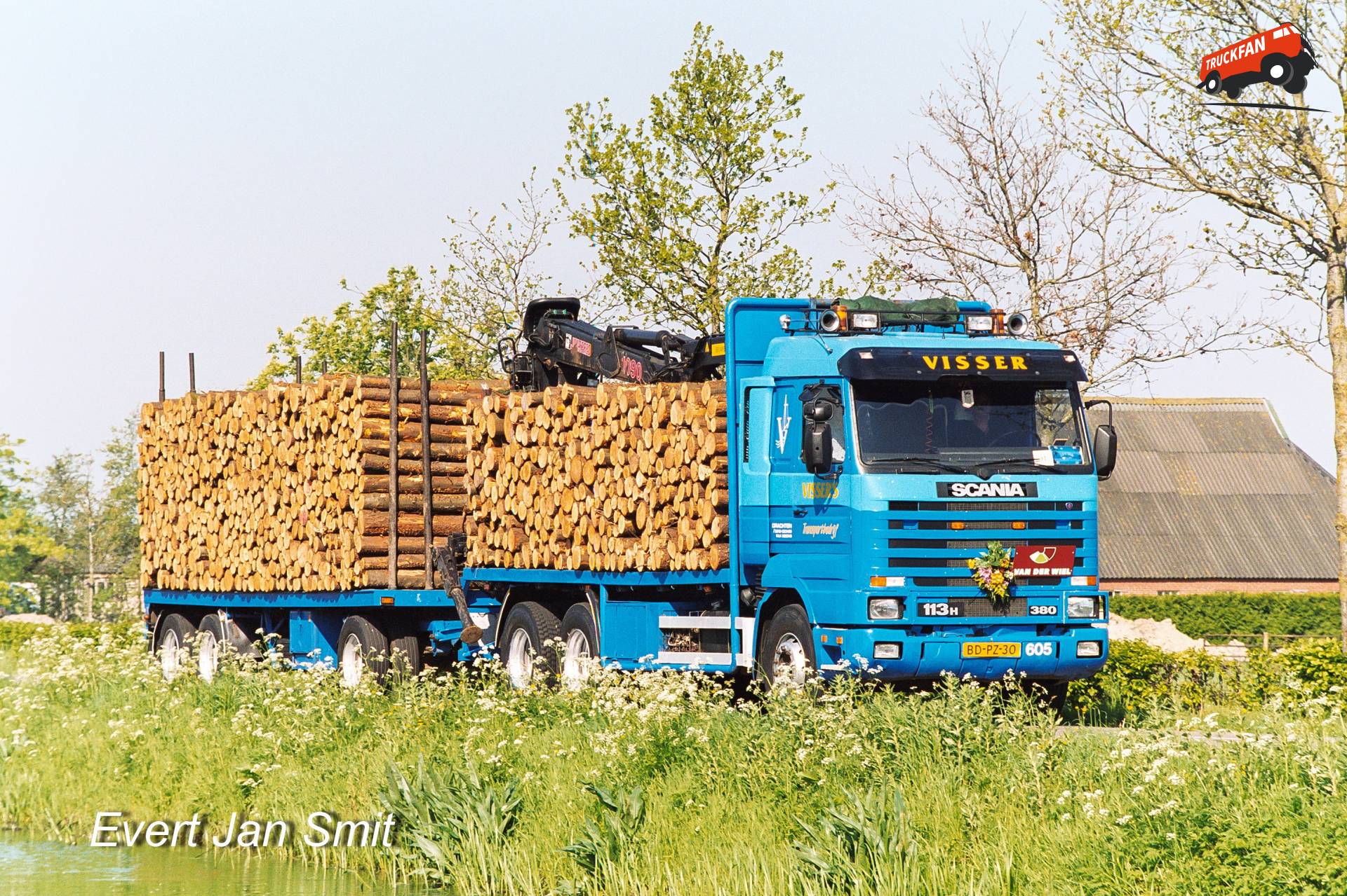 Auto 605 met vracht boomstammen bij Jonkersvaart