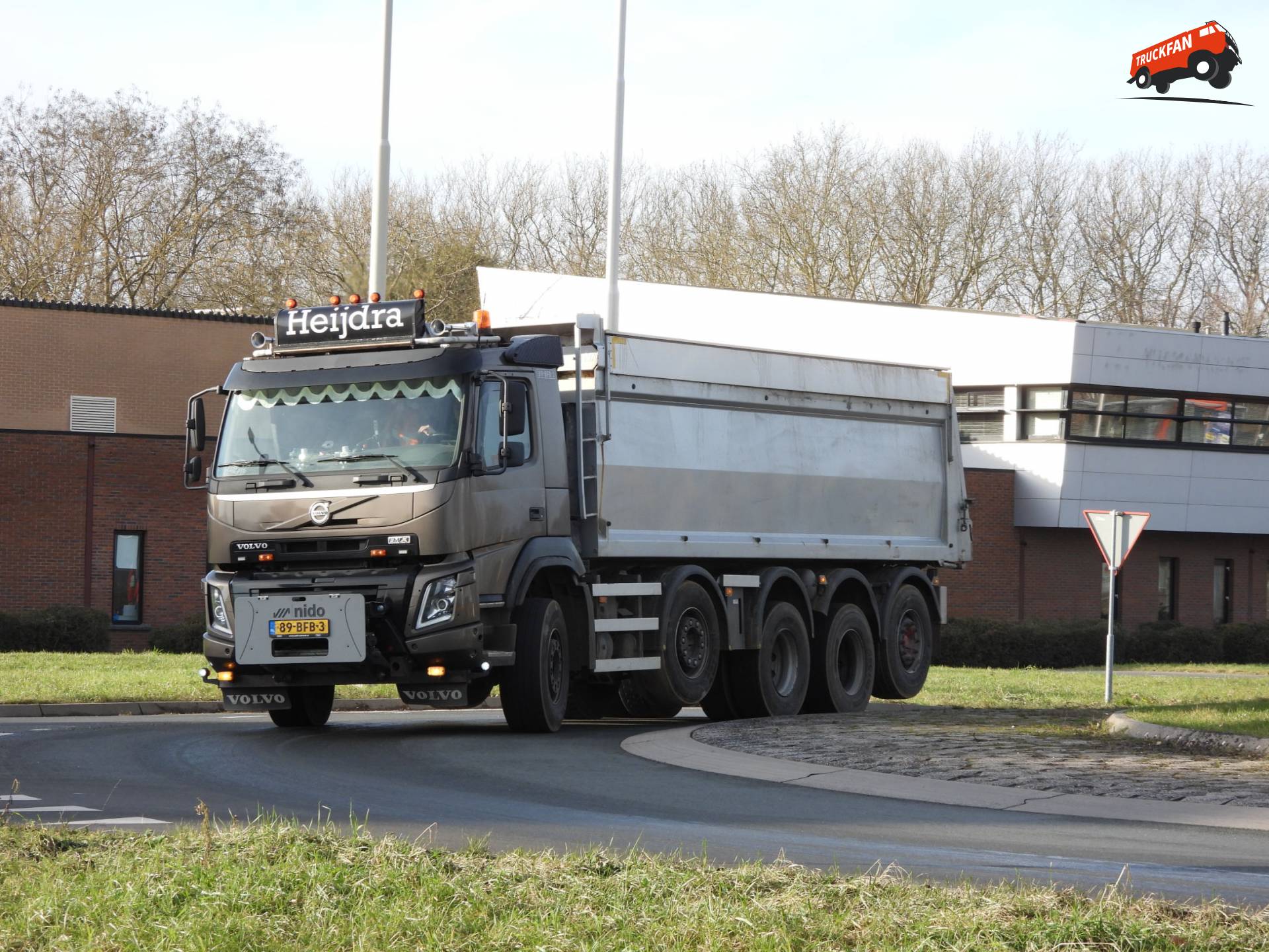 Volvo FMX 460 10x4 vrachtwagen bij Lopikerplein