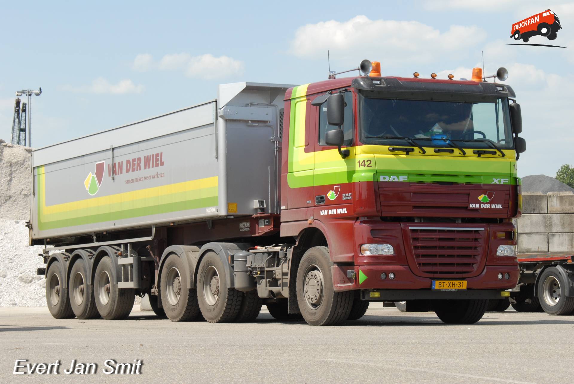 DAF XF FTT 105-410 vrachtwagen met Bulthuis kiep oplegger