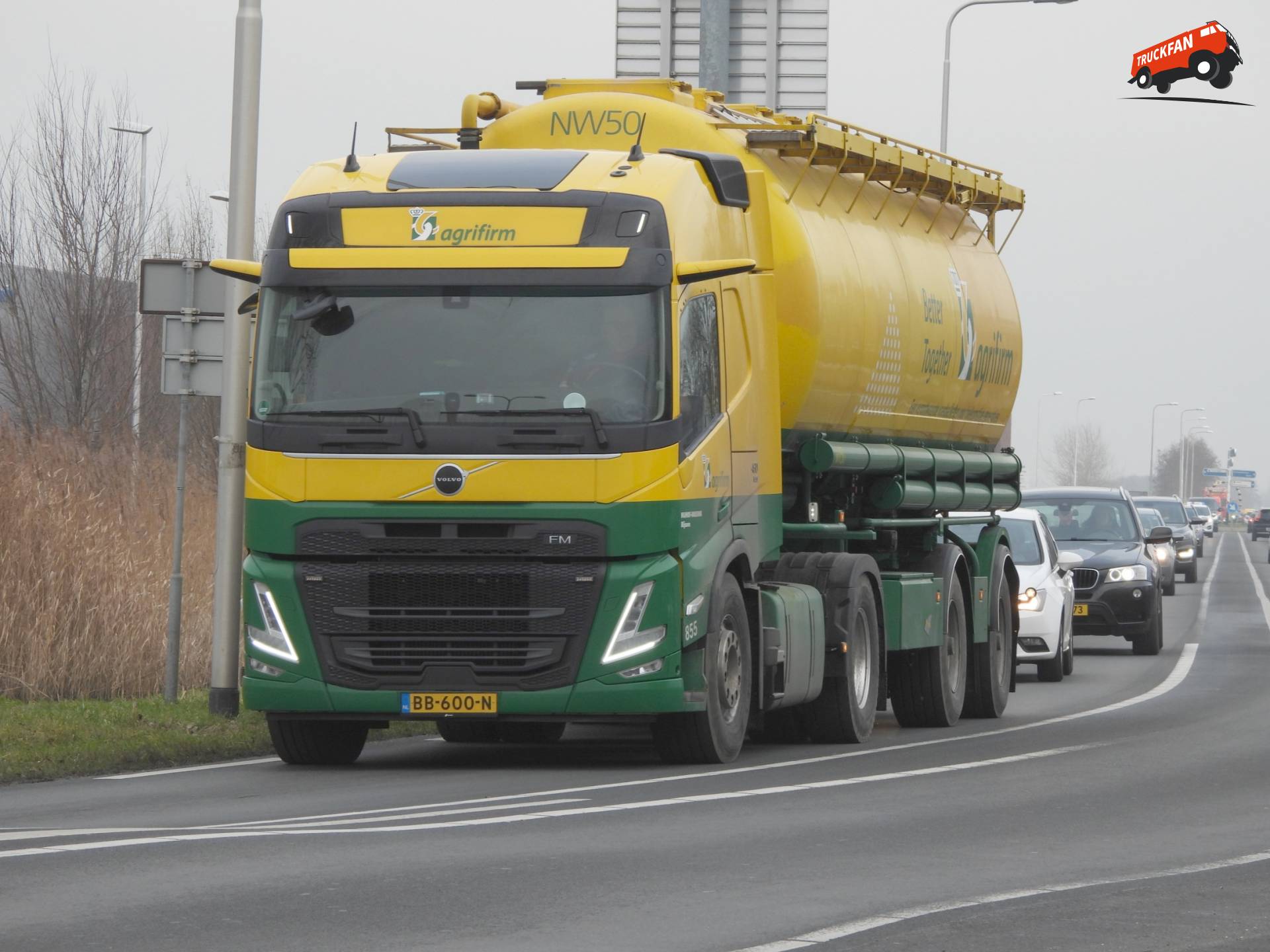 Volvo FM13 460 4x2 vrachtwagen op de N210 bij Schoonhoven