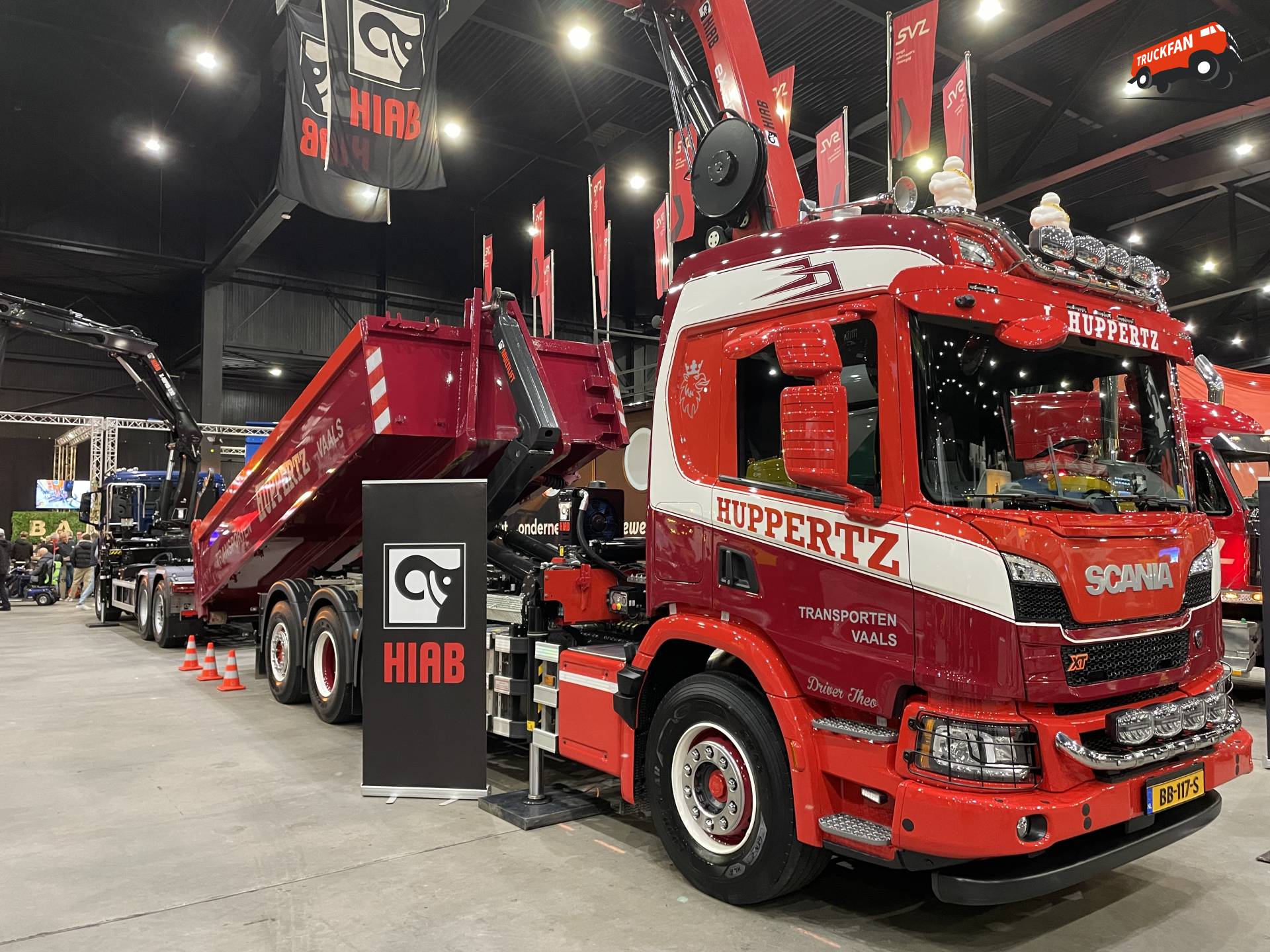 Scania bestelwagen bij Megatruckfestival op Hiab-stand