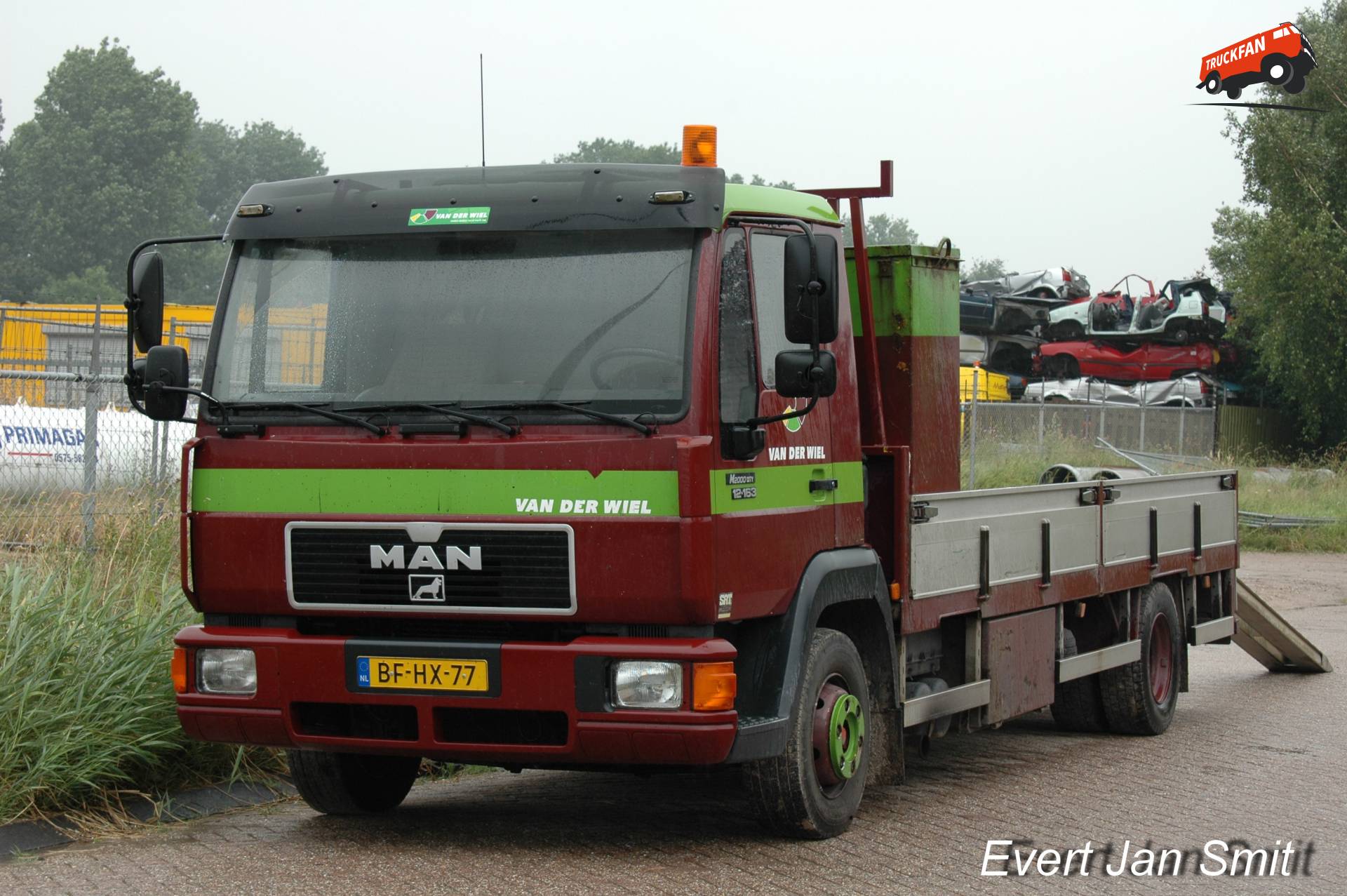 MAN L2000 12-163 oprijwagen van Van der Wiel Transport in actie