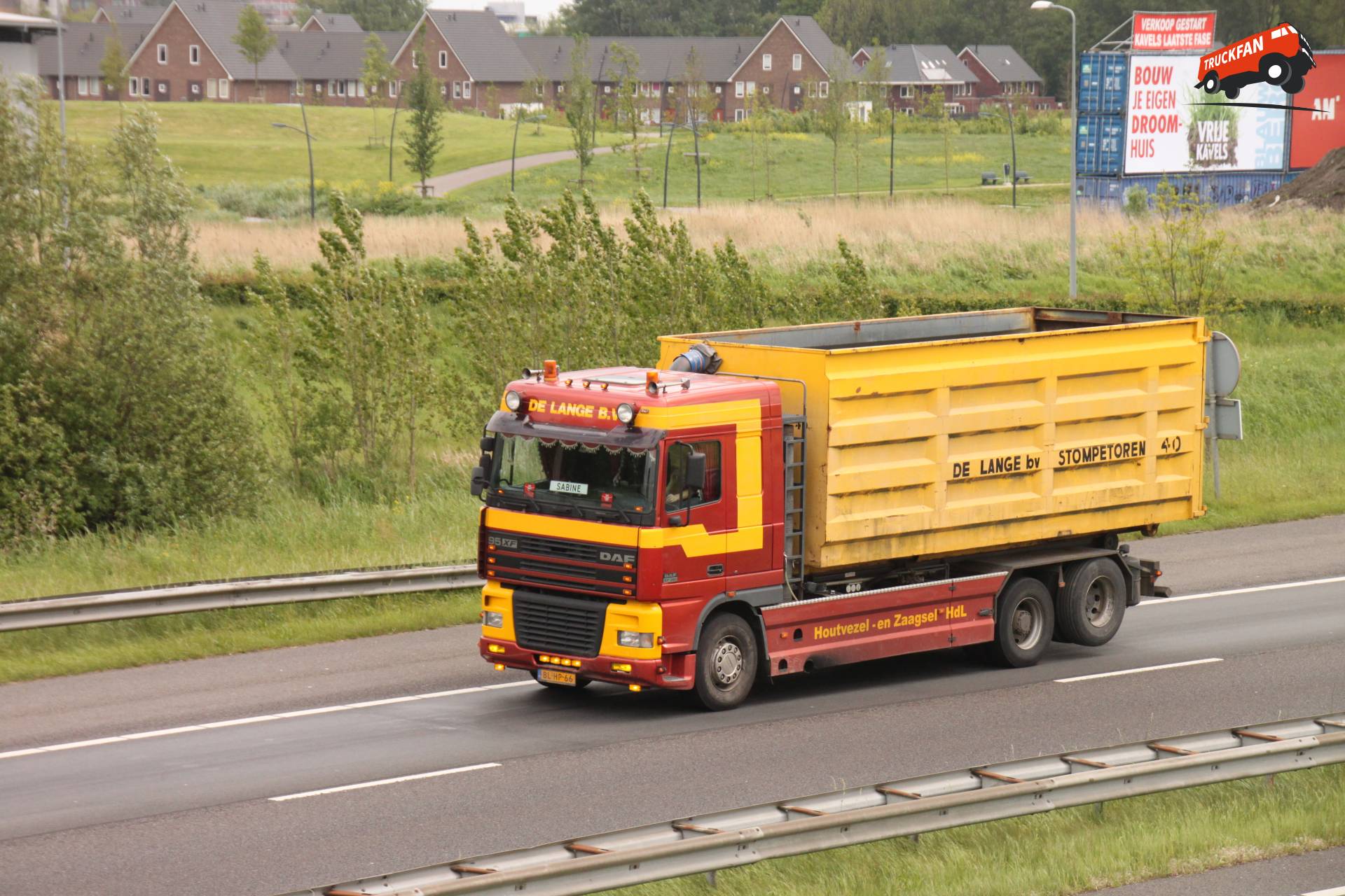 DAF XF95 vrachtwagen bij De Lange houtvezelhandel