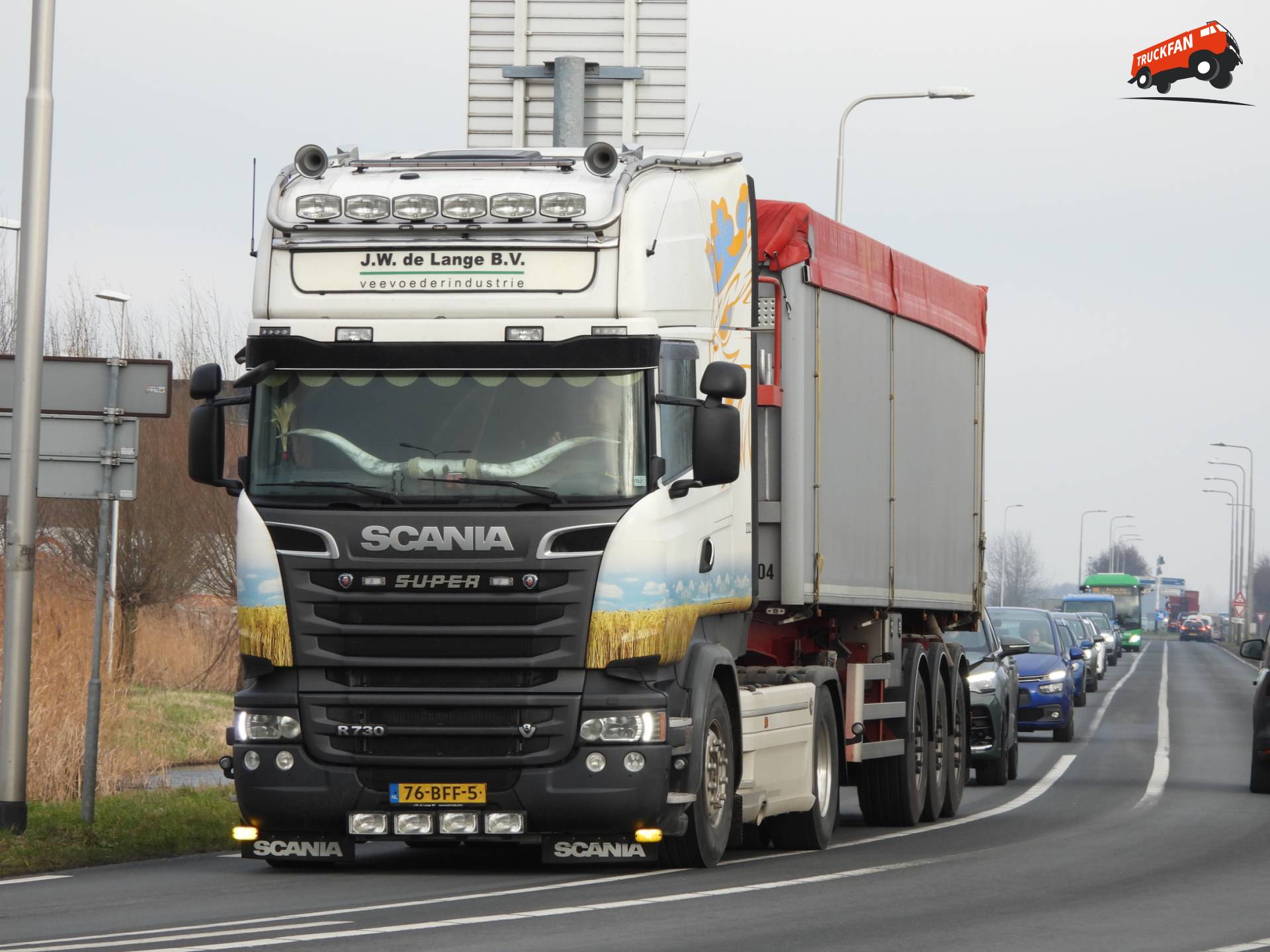 Scania R730 4x2 vrachtwagen van J.W. de Lange Transport op de N210