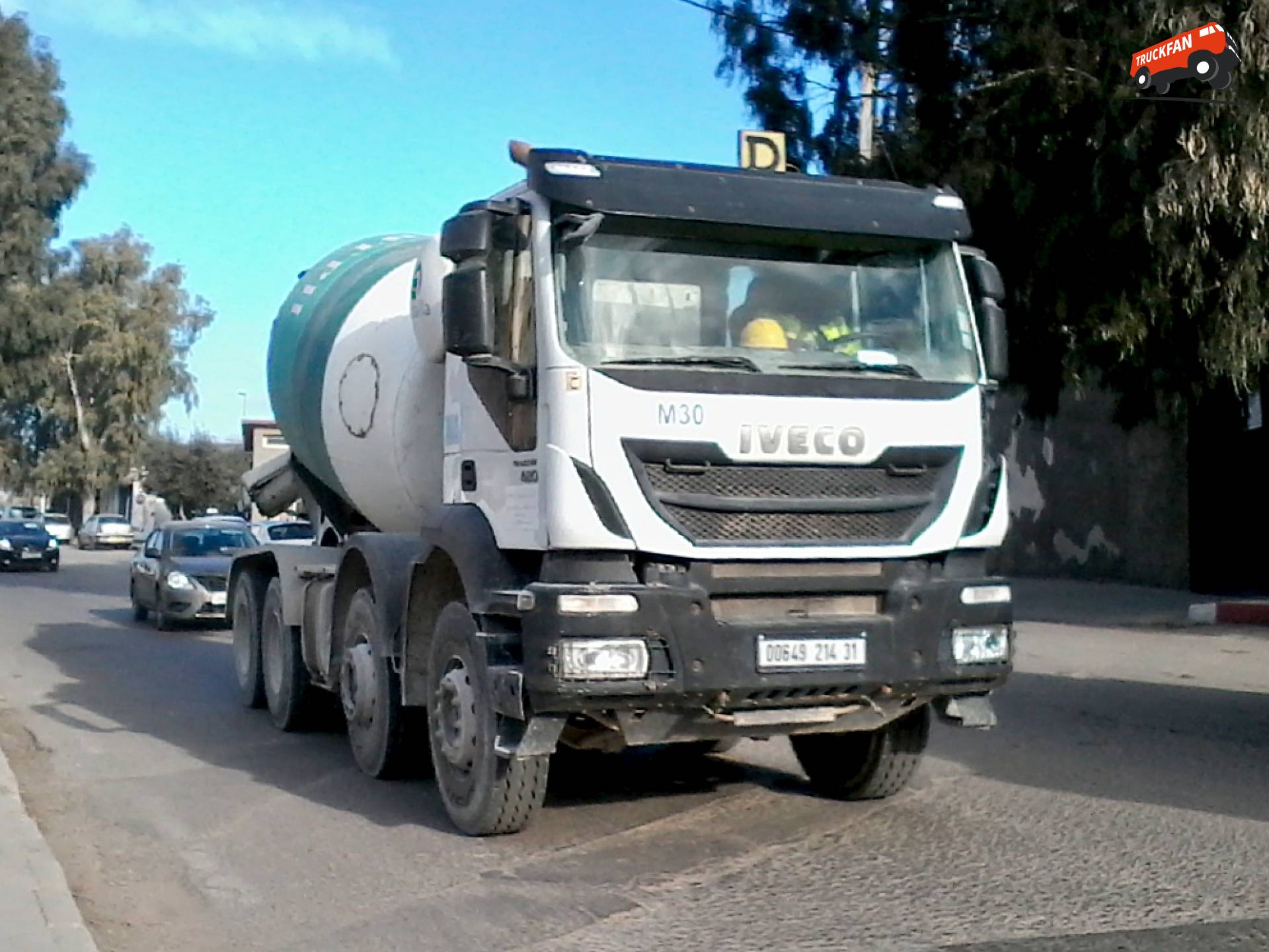 Iveco Trakker Zware Vrachtwagen in Algerijns Landschap