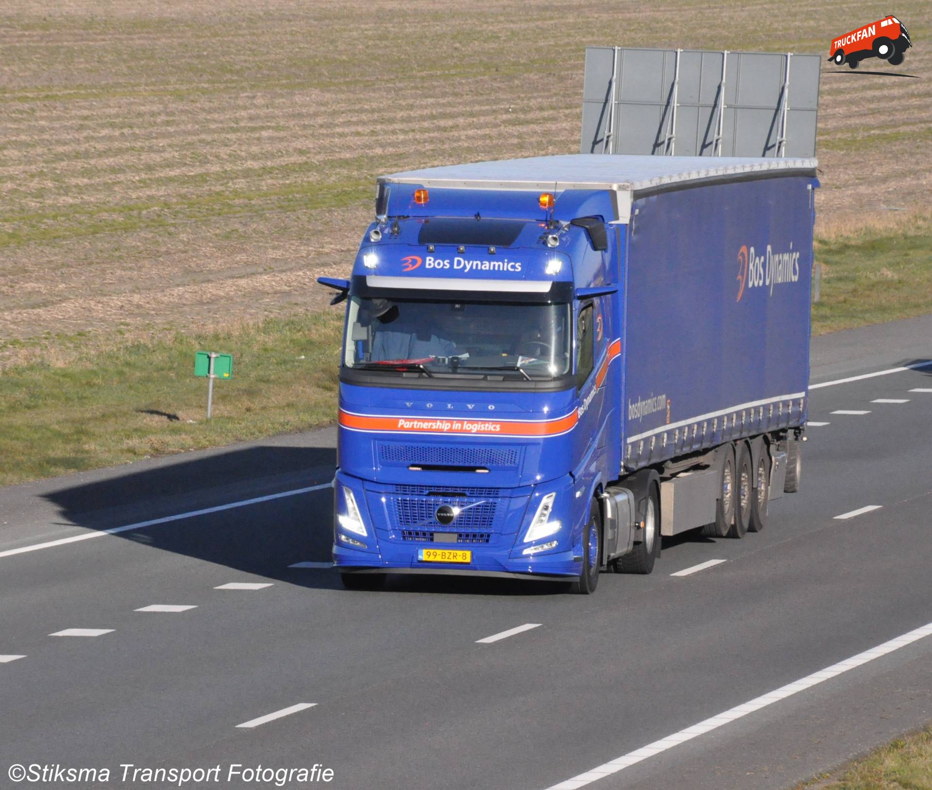 Volvo FH Aero Enkelasser met Huifoplegger van Bos Dynamics in actie