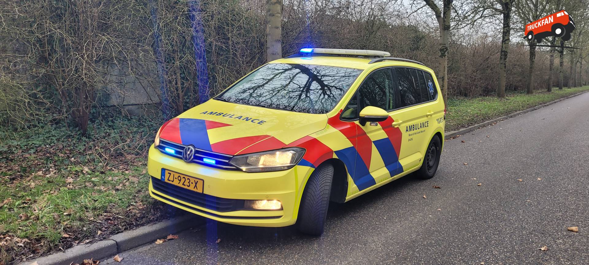 VW Touran Ambulance van Noord-Holland Noord in actie