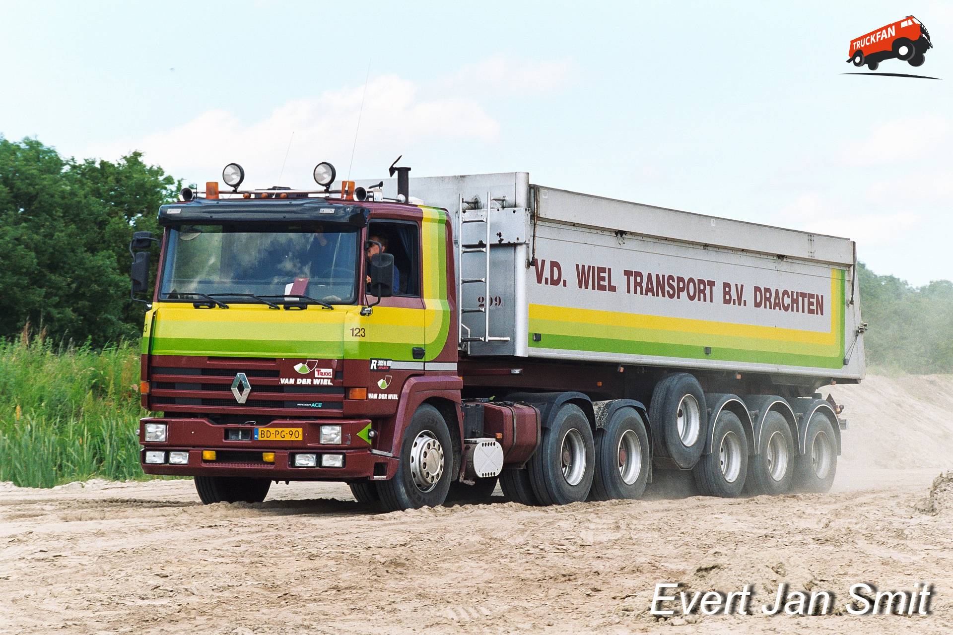 Wagen 123 in zandput Groene Ster Leeuwarden