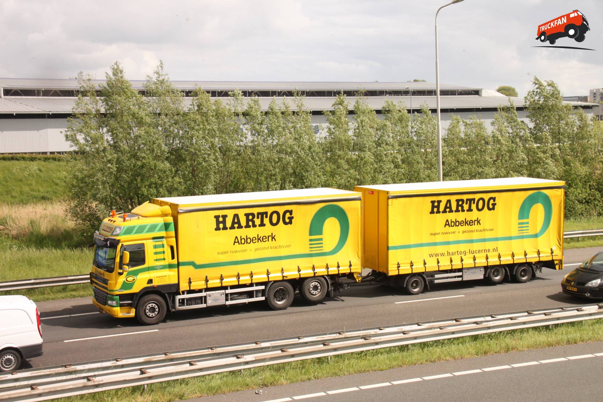 DAF CF85 vrachtwagen bij Grasdrogerij Hartog BV