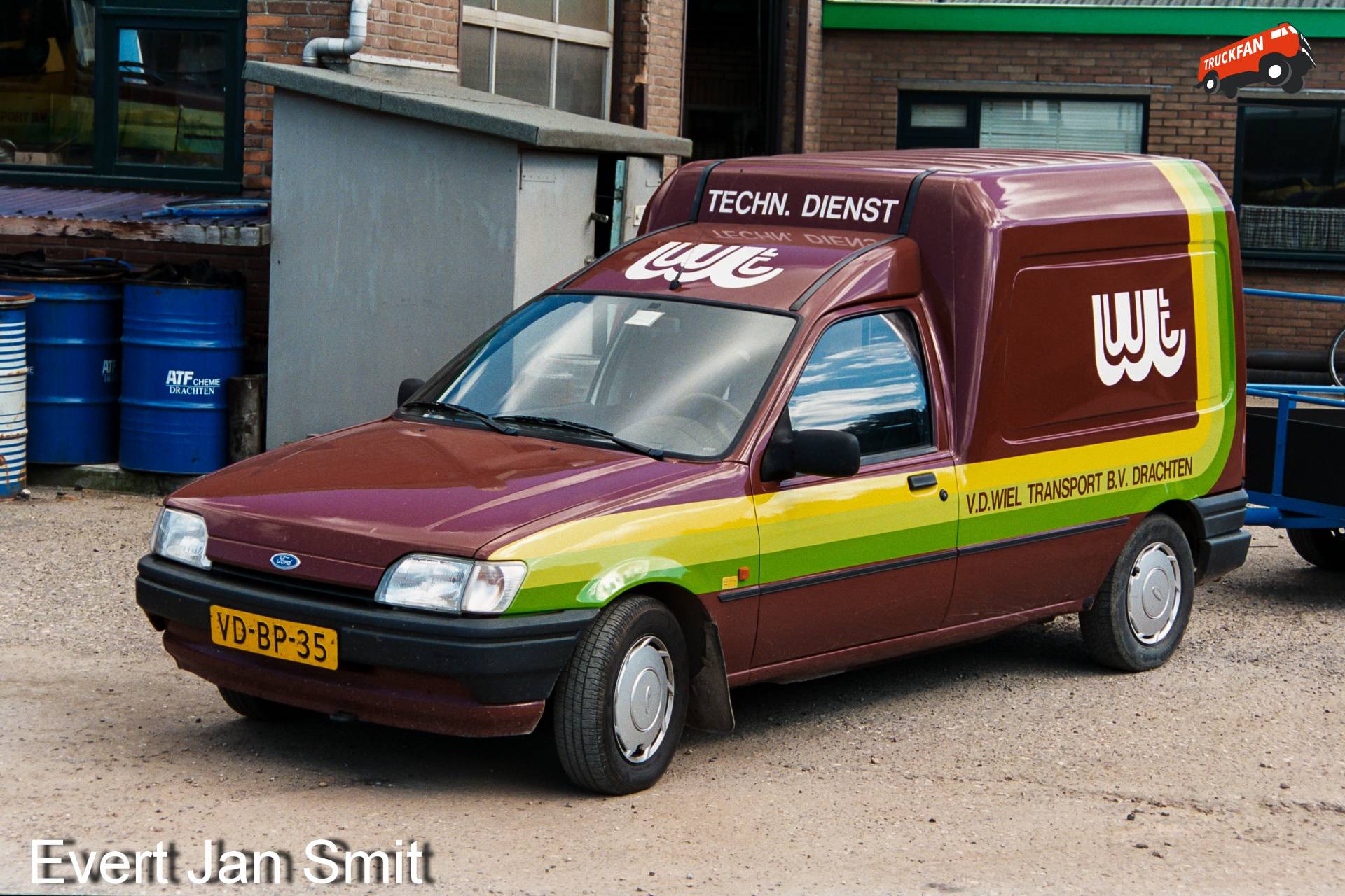 Ford Courier geparkeerd bij oude vestiging Tussendiepen 1996