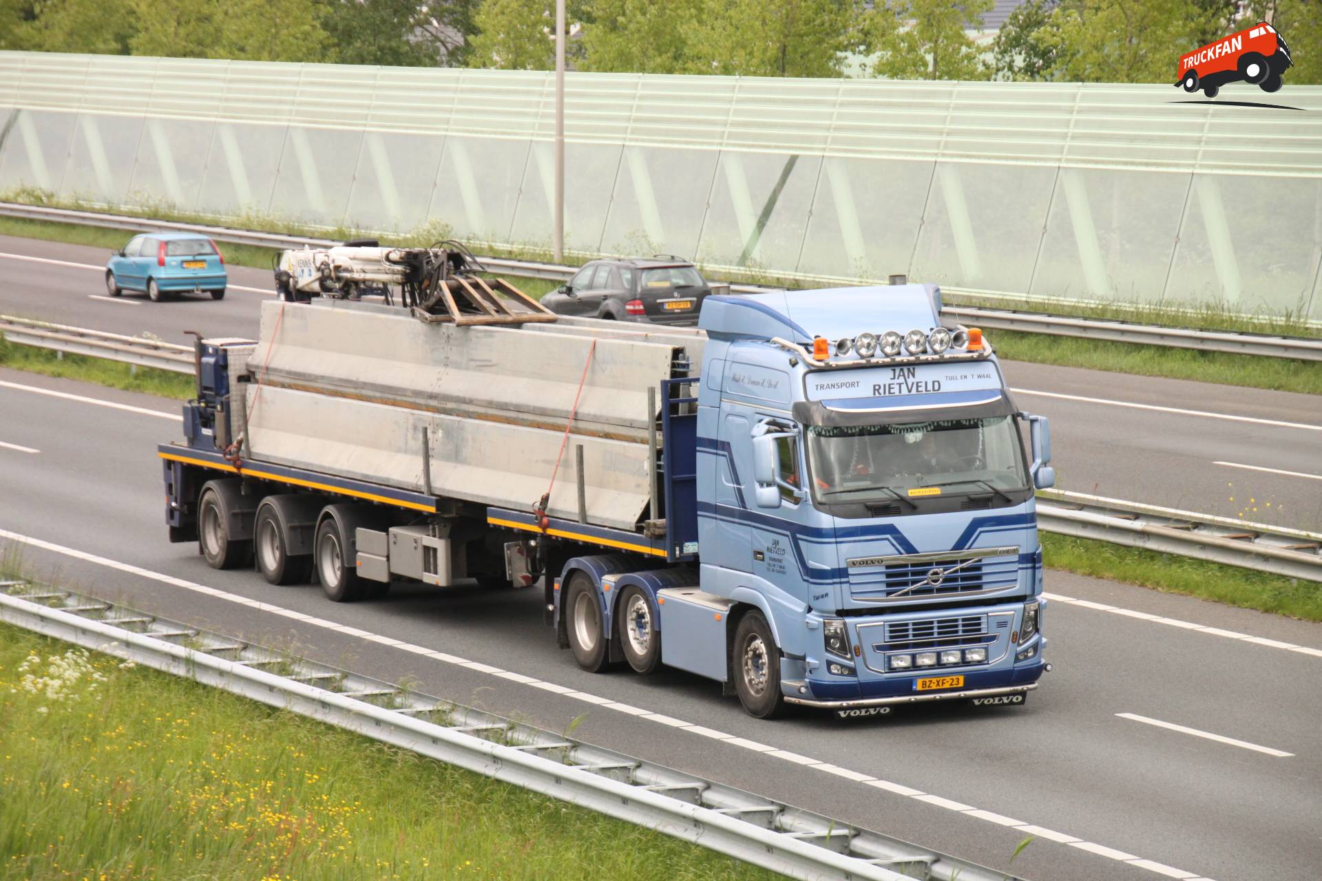 Volvo FH16 vrachtwagen van Jan Rietveld Transport op de weg