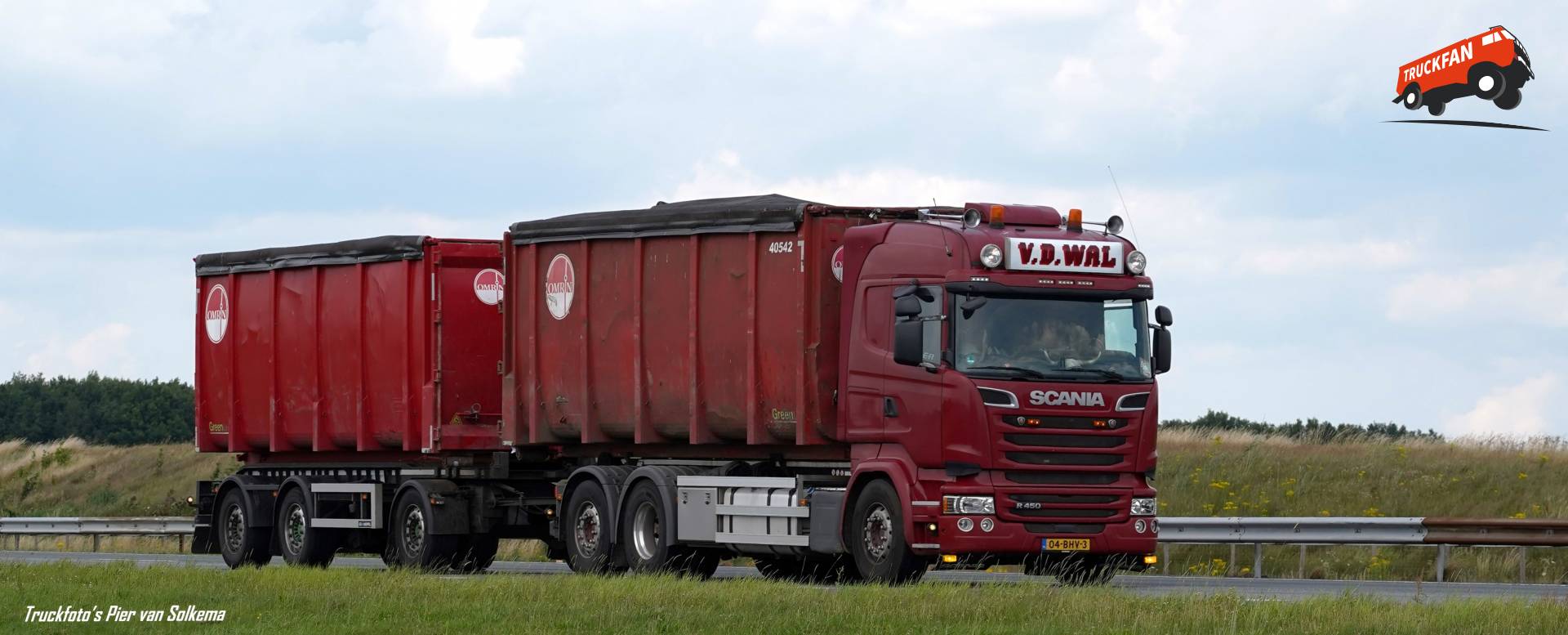 Scania R450 vrachtwagen van van der Wal op A7 bij Hoogezand