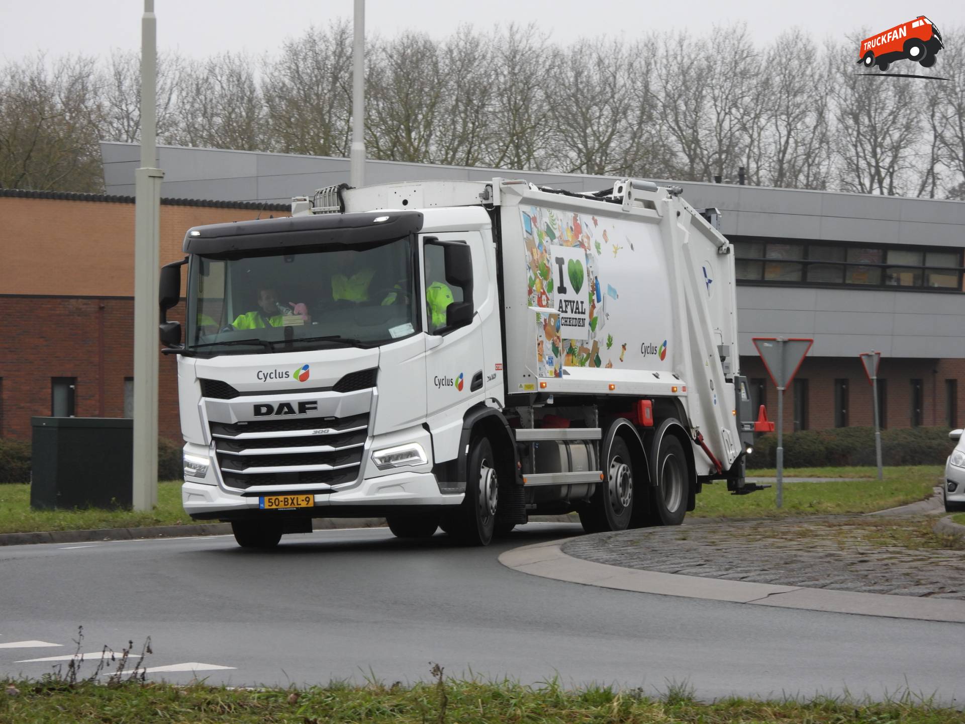 DAF XD 300 FAG van Cyclus NV bij Lopikerplein in Schoonhoven