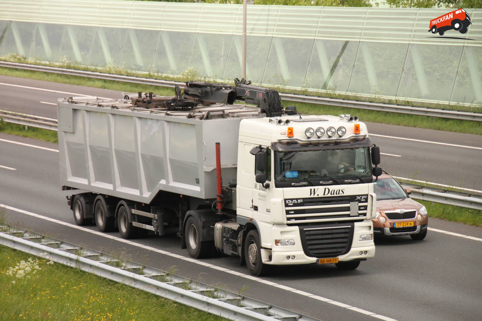 DAF XF105 vrachtwagen van W. Daas B.V. op 12 mei 2014