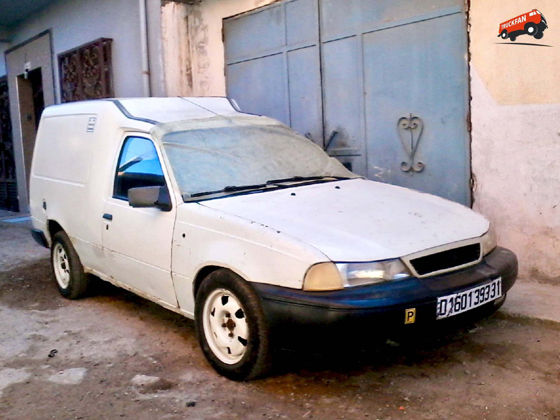 Opel Kadett Combo E met unieke Daewoo Cielo voorkant in Algerije