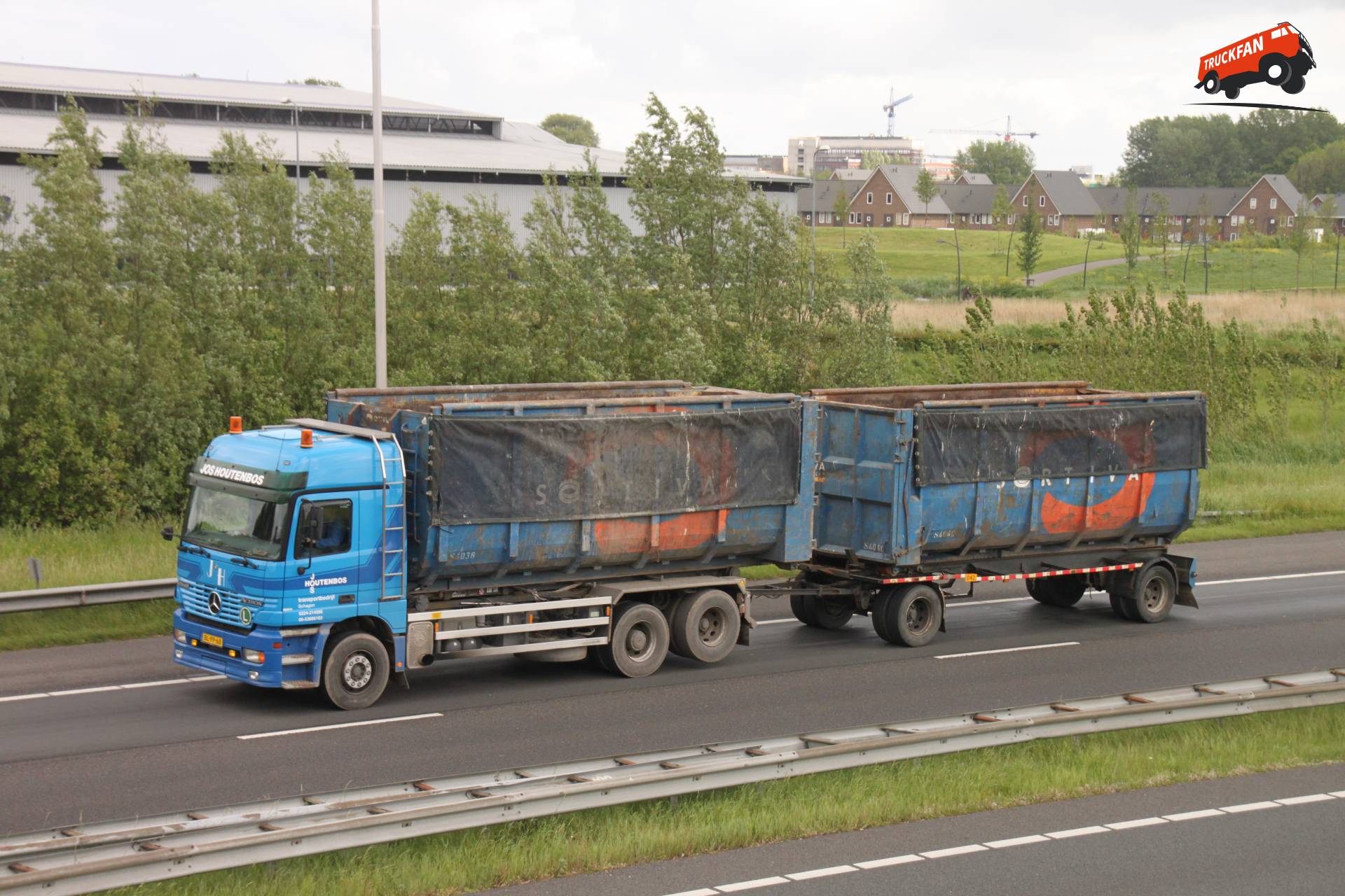 Mercedes-Benz Actros vrachtwagen van Jos Houtenbos op de weg