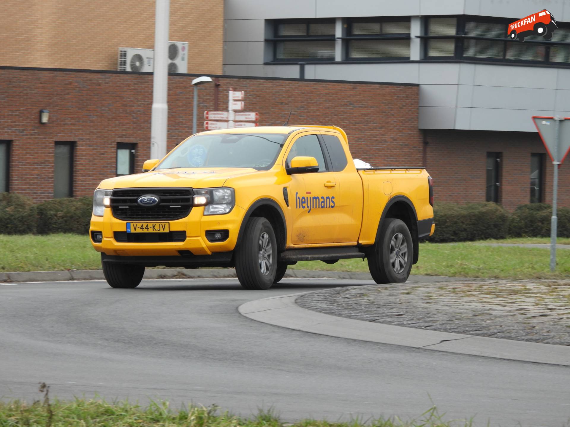 Ford Ranger pick-up gezien op Schoonhovens Lopikerplein