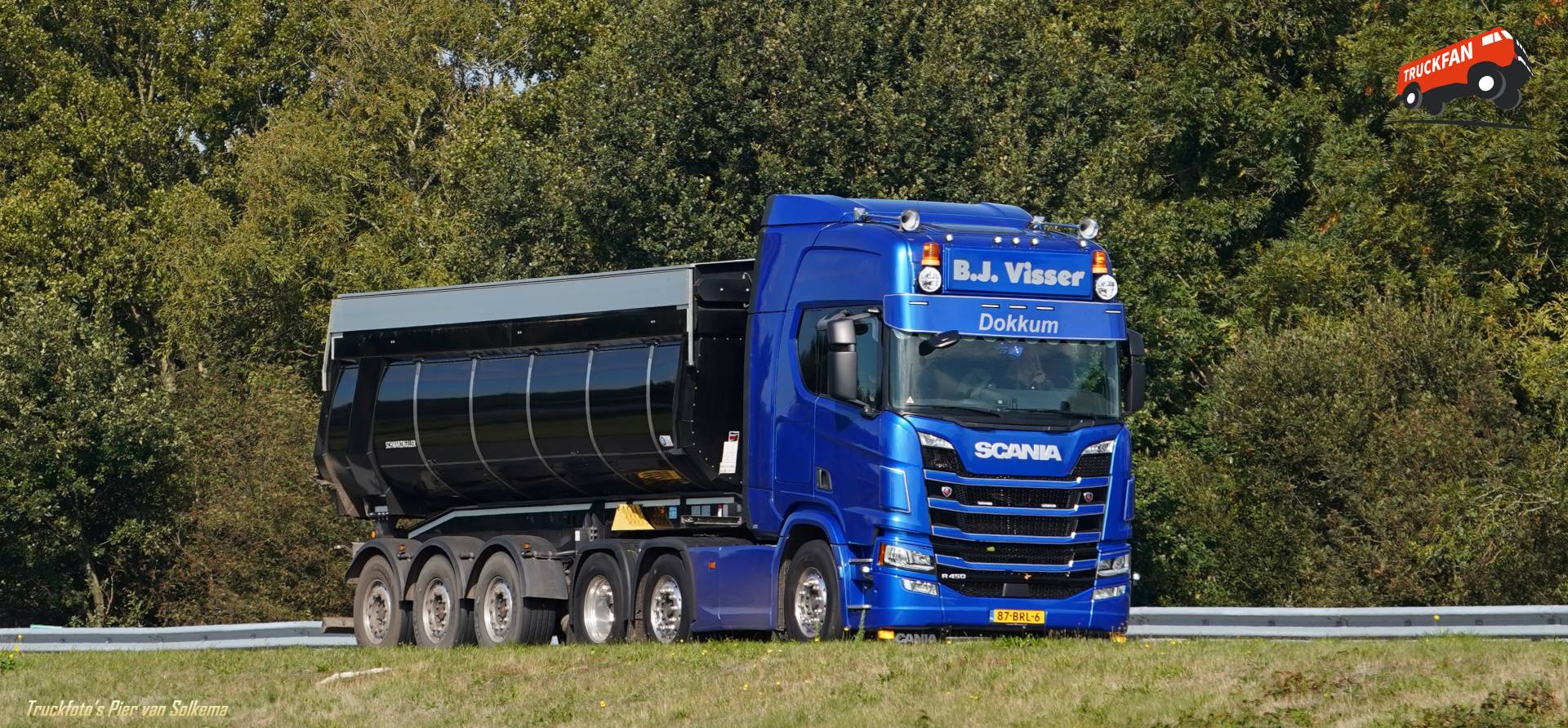 Kipperwagen Scania R450 van Visser gefotografeerd op A7 Sneek
