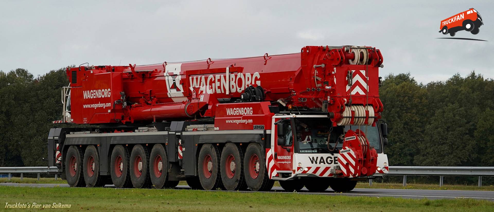 Liebherr hijskraan in actie op A7 bij Joure