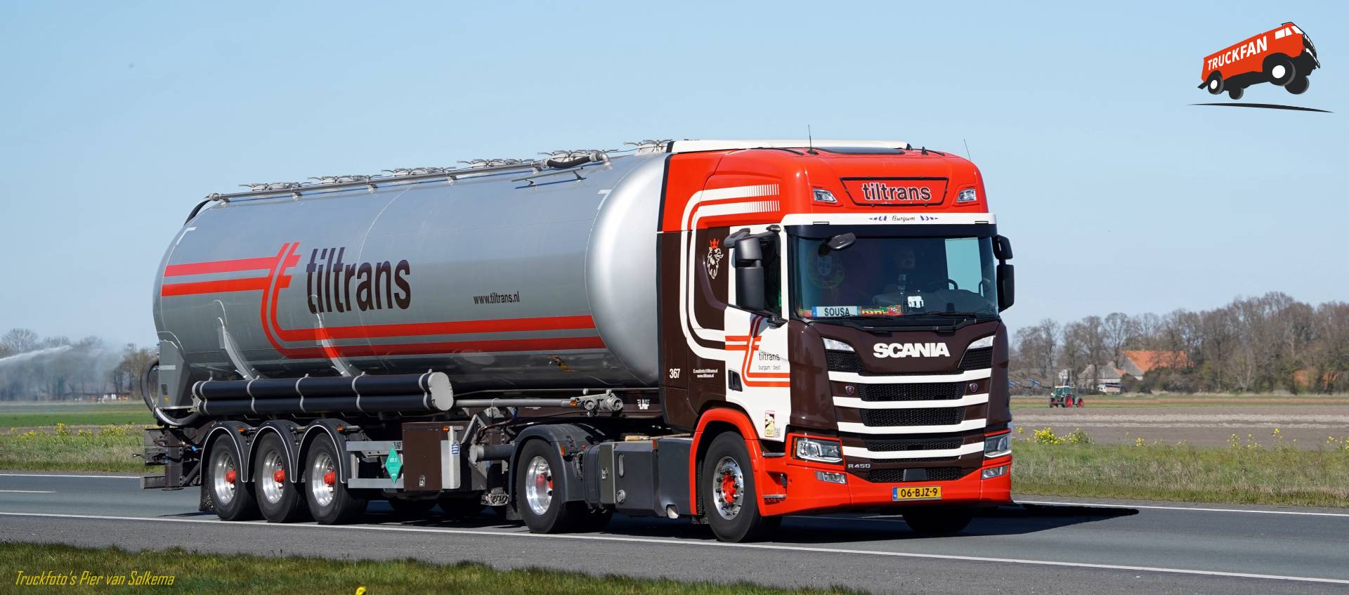 Scania R450 van Tiltrans op de A6 bij Lemsterhop