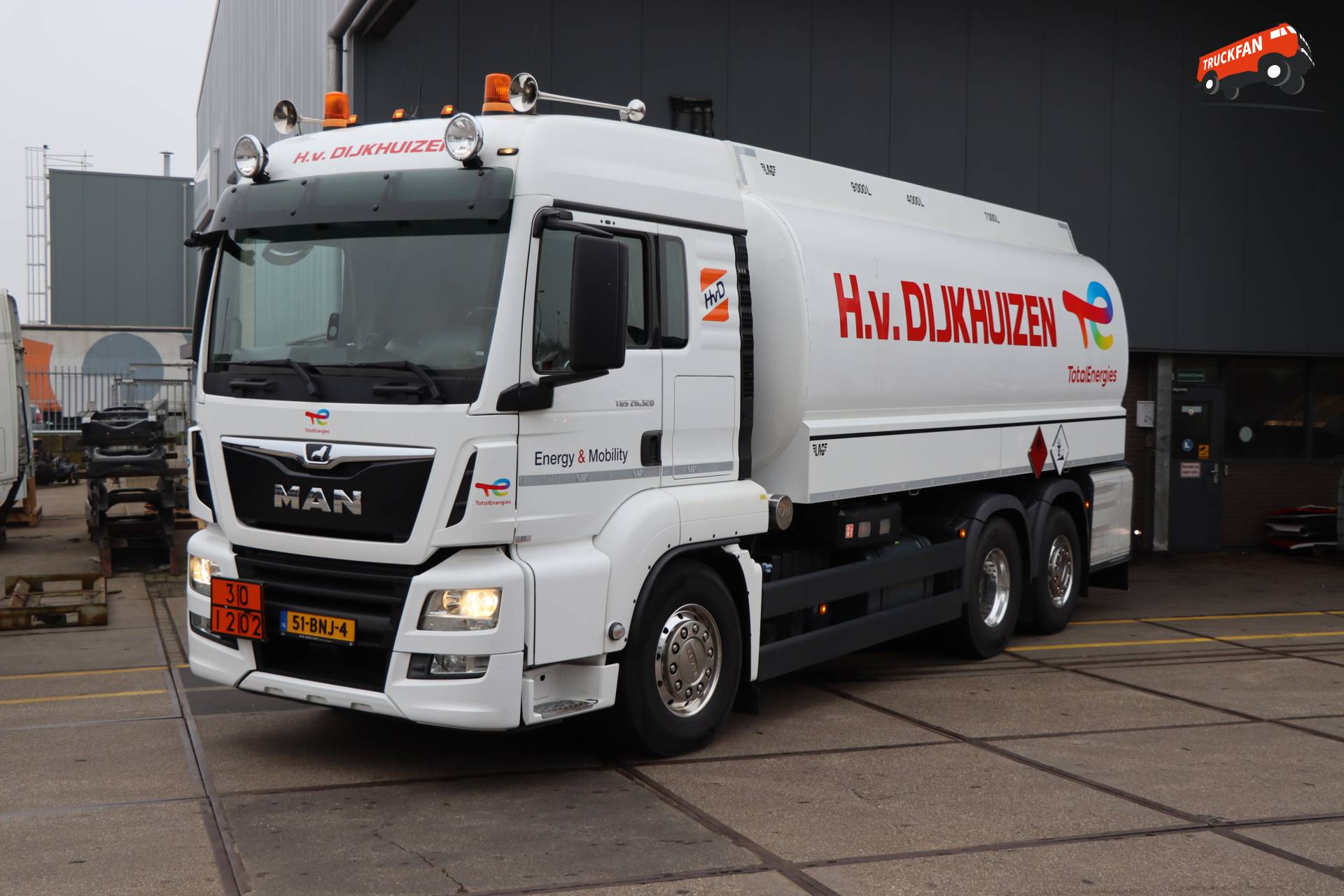 H. v. Dijkhuizen levert diesel met een MAN TGS aan Kleyn