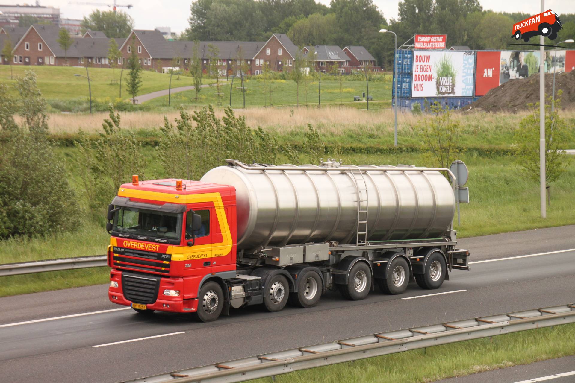 DAF XF105 vrachtwagen bij Overdevest in actie